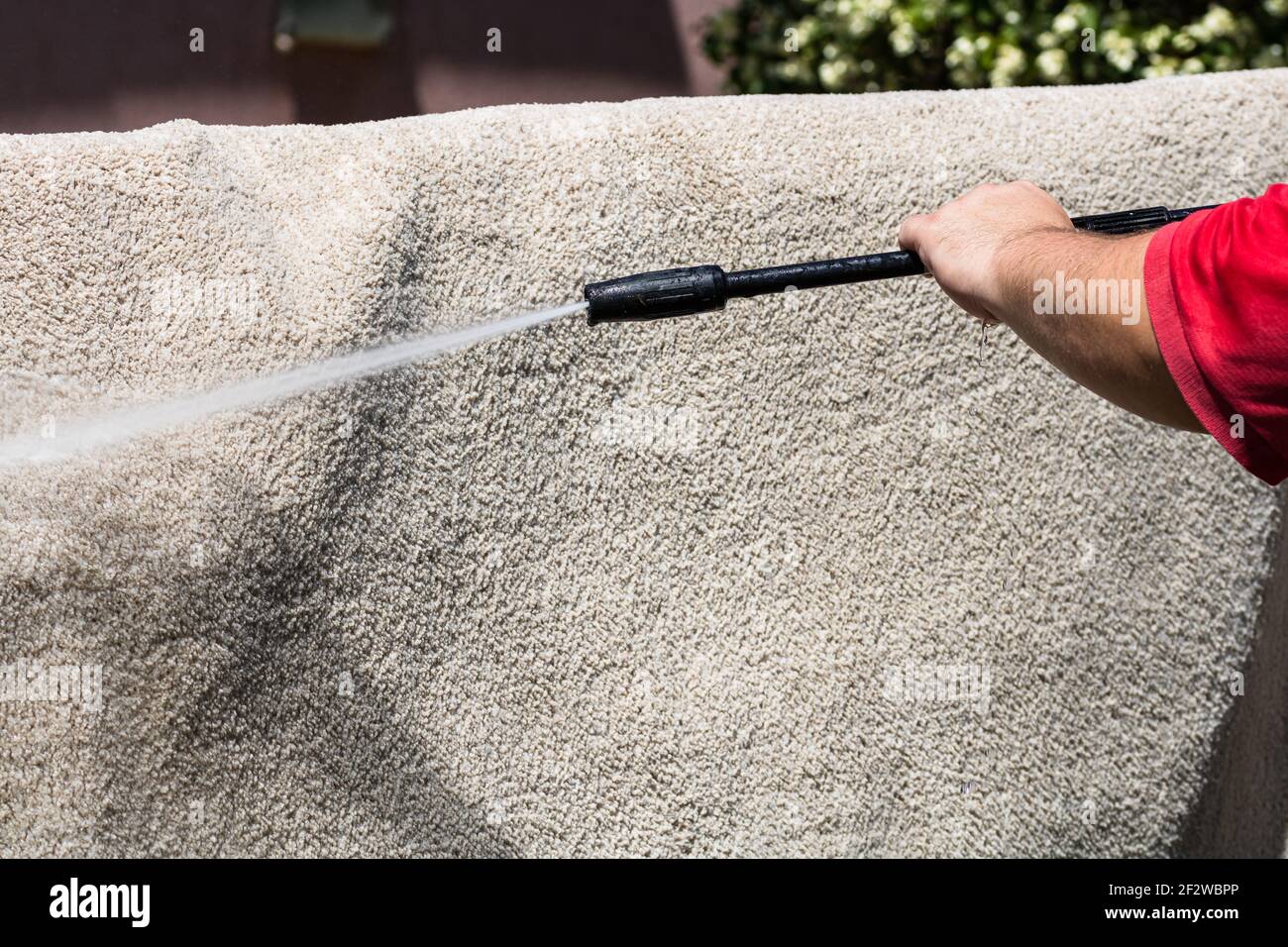 Primo piano dei tappeti di lavaggio con lavavetri ad alta pressione. Pulire  il tappeto con una pistola per lavare l'acqua ad alta pressione. Concetto  di pulizia della casa Foto stock - Alamy