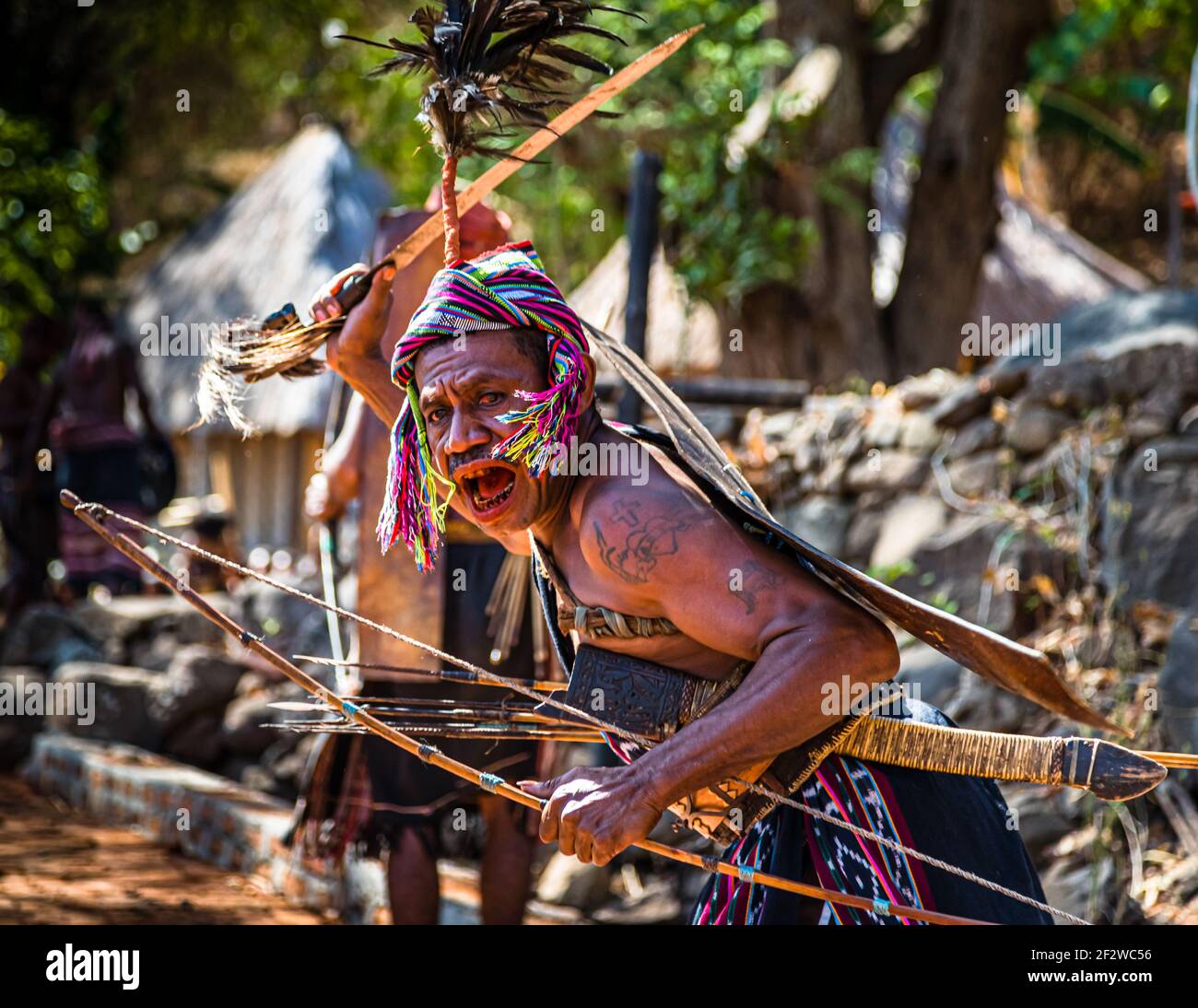 Sulla strada per Takpala, un guerriero ci affronta. Infatti, con il tradizionale armamento oggi esprime il suo rispetto per i visitatori. Alor Regency, Indonesia Foto Stock