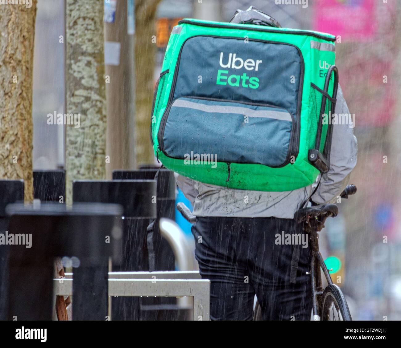 Glasgow, Scozia, Regno Unito. 13 marzo 2021. Regno Unito Meteo: Pioggia torrenziale e forti venti con più a venire ha visto intervalli di sole con la primavera in aria sulla città. Credit: Gerard Ferry/Alamy Live News Foto Stock
