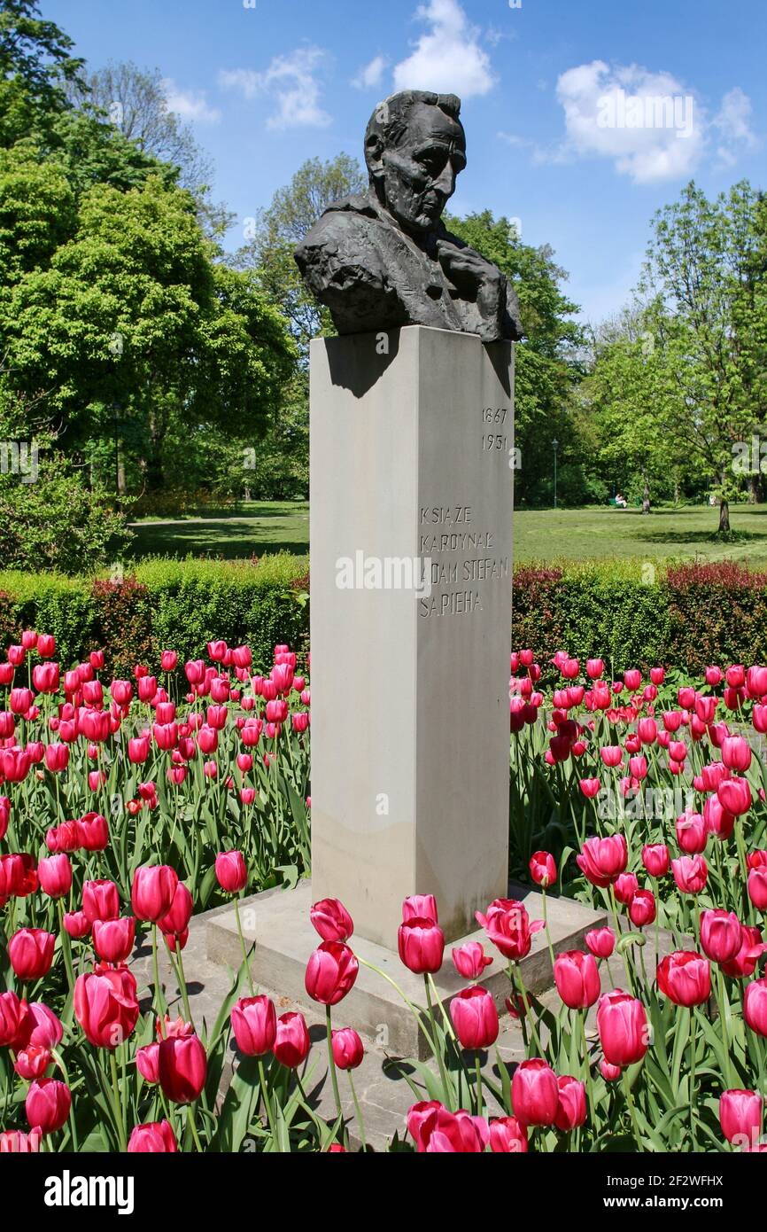 Monumento di Adam Sapieha, un cardinale polacco della Chiesa cattolica romana in un parco cittadino a Cracovia, Polonia. Foto Stock