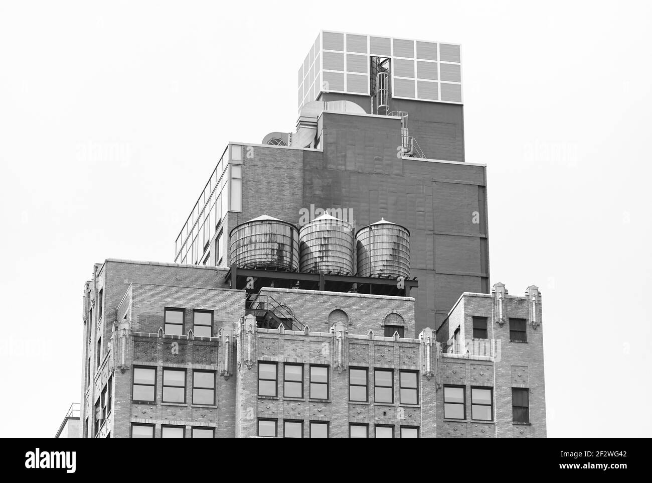 Immagine in bianco e nero di torri d'acqua su un tetto di un vecchio edificio a Manhattan, New York City, USA. Foto Stock