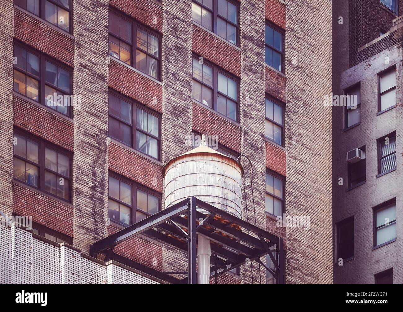 Water Tower su un tetto di un vecchio edificio a Manhattan, colore applicato, New York City, Stati Uniti. Foto Stock