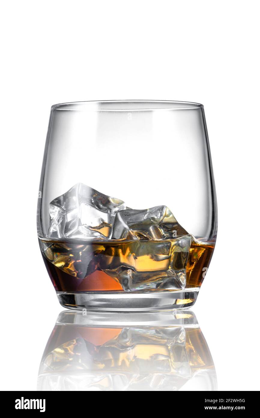 Il whiskey con cubetti di ghiaccio, isolata su uno sfondo bianco, percorso di clipping incluso. Foto Stock