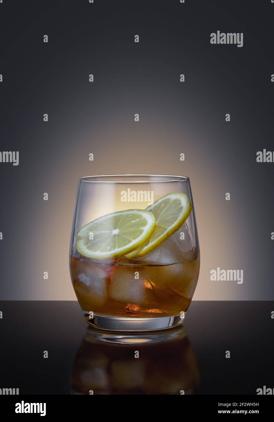 Cuba Libre o cocktail a base di tè freddo a lunga isola con bevande forti, cola, lime e ghiaccio in vetro, longdrink freddo o limonata Foto Stock
