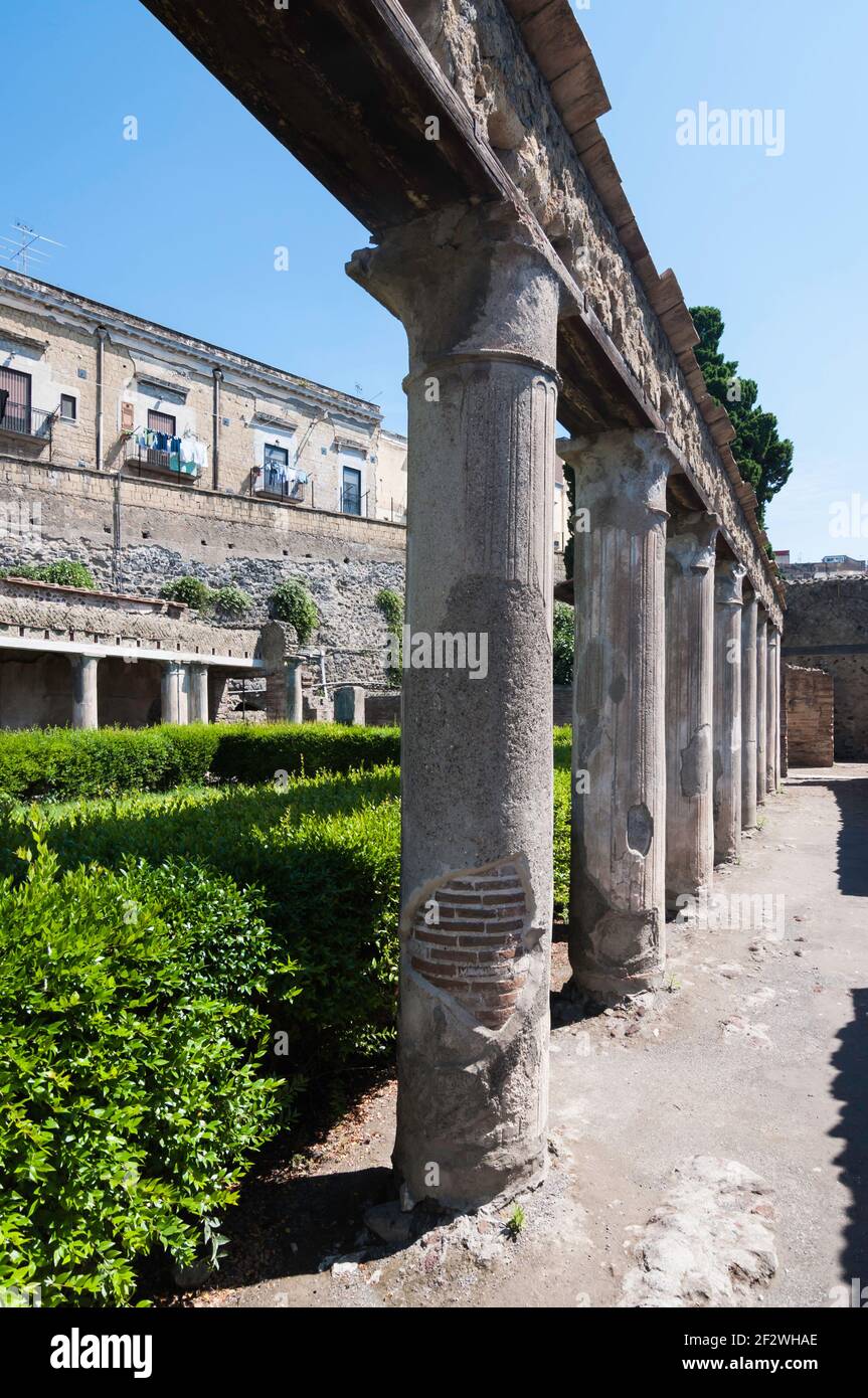 Fila di antiche colonne storiche con resti del tetto Struttura nel comune di Ercolano sul Vesuvio Foto Stock