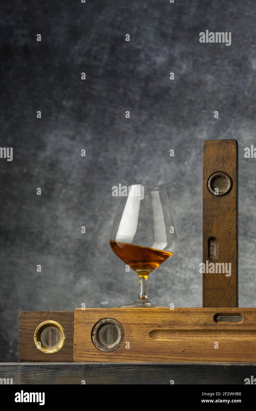STILL LIFE - tre vecchi livelli e bicchiere di whiskey Foto Stock