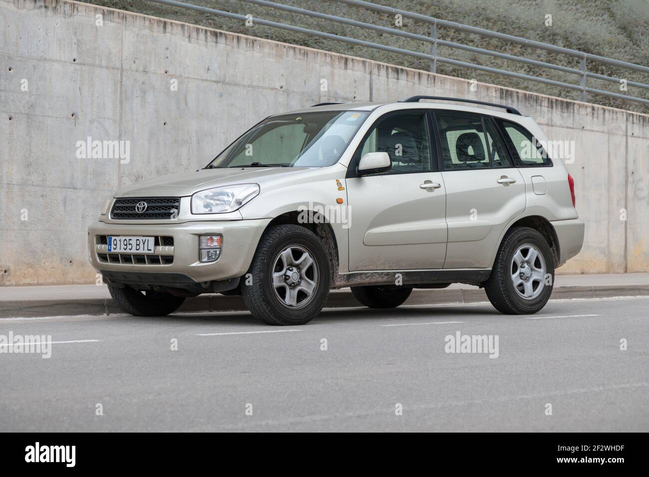 SABADELL, SPAGNA-12 MARZO 2021: Toyota RAV4, seconda generazione (XA20). Anni modello 2001–2005 Foto Stock
