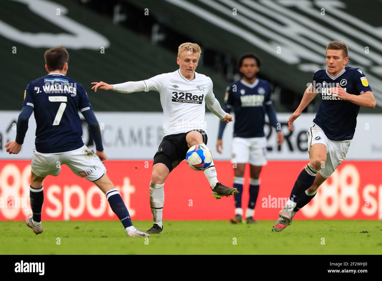 Derby, Regno Unito. 13 Marzo 2021. Louie Sibley 17 della contea di Derby passa il pallone a Derby, Regno Unito, il 13/2021. (Foto di Conor Molloy/News Images/Sipa USA) Credit: Sipa USA/Alamy Live News Foto Stock