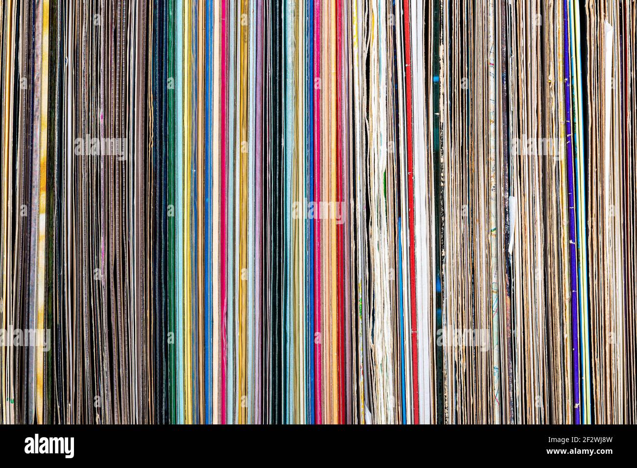 una pila di vecchi dischi in vinile Foto Stock