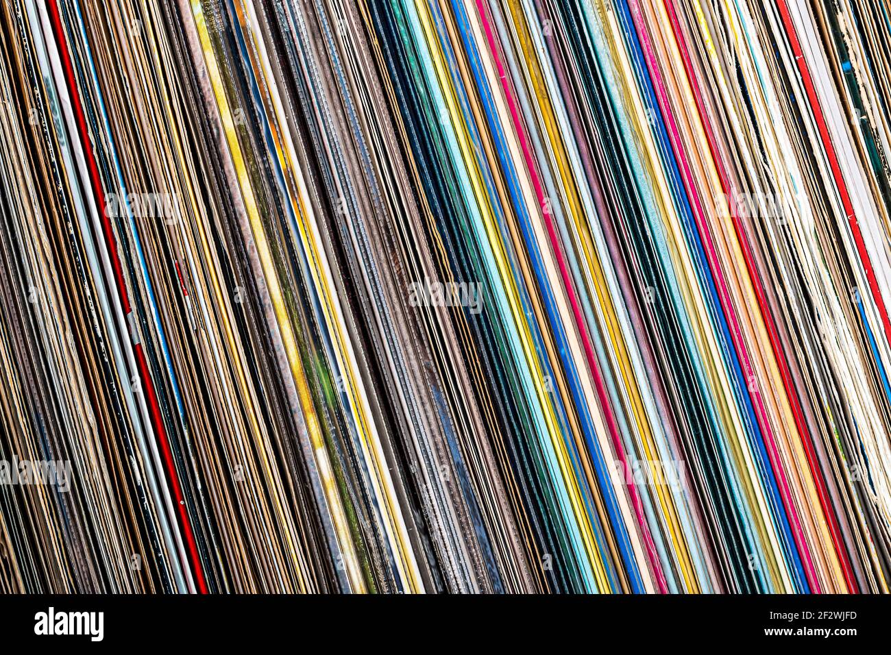 una pila di vecchi dischi in vinile Foto Stock