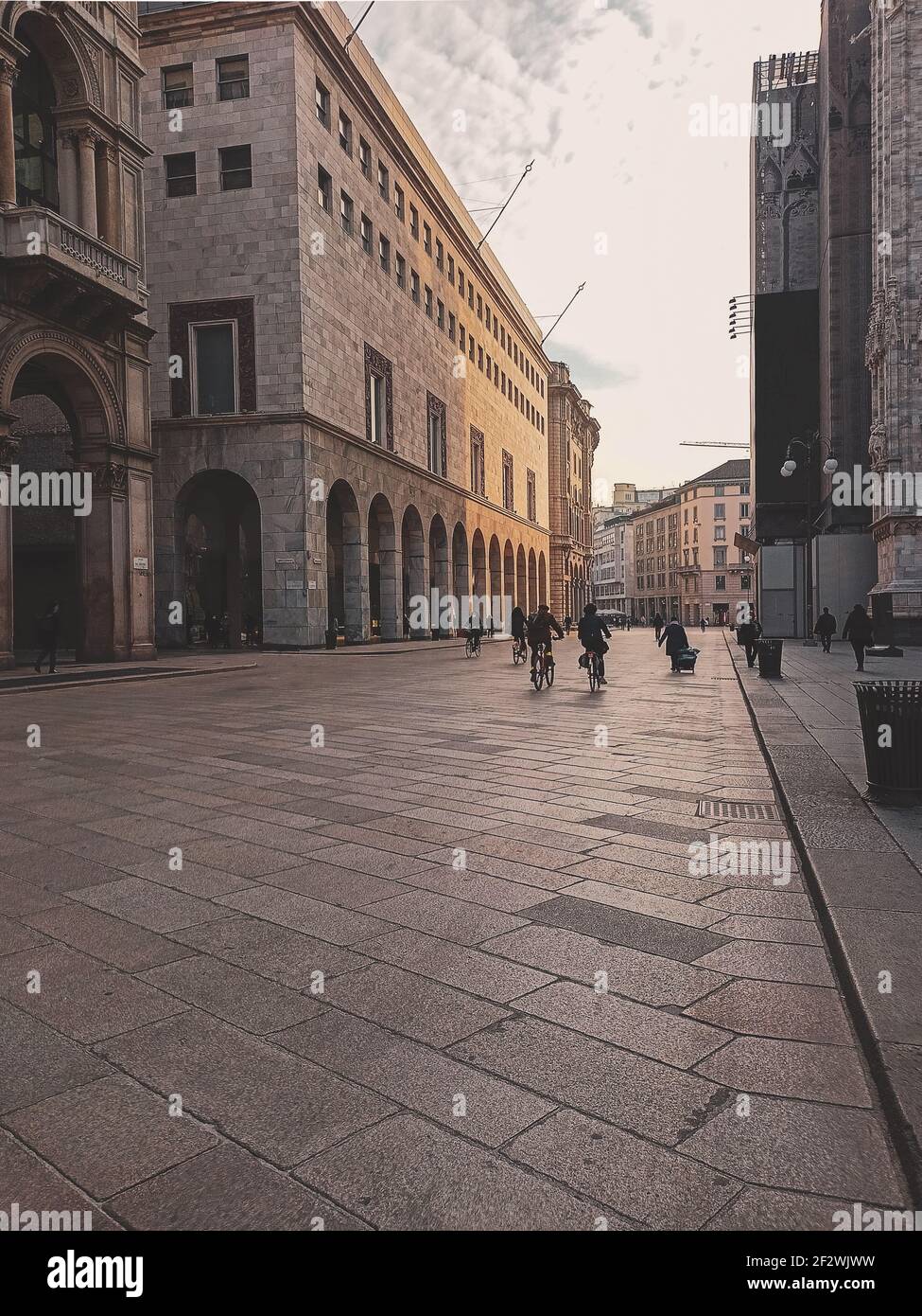 Vista ad alto angolo della città di Milano. La gente sulla strada della città al mattino Foto Stock