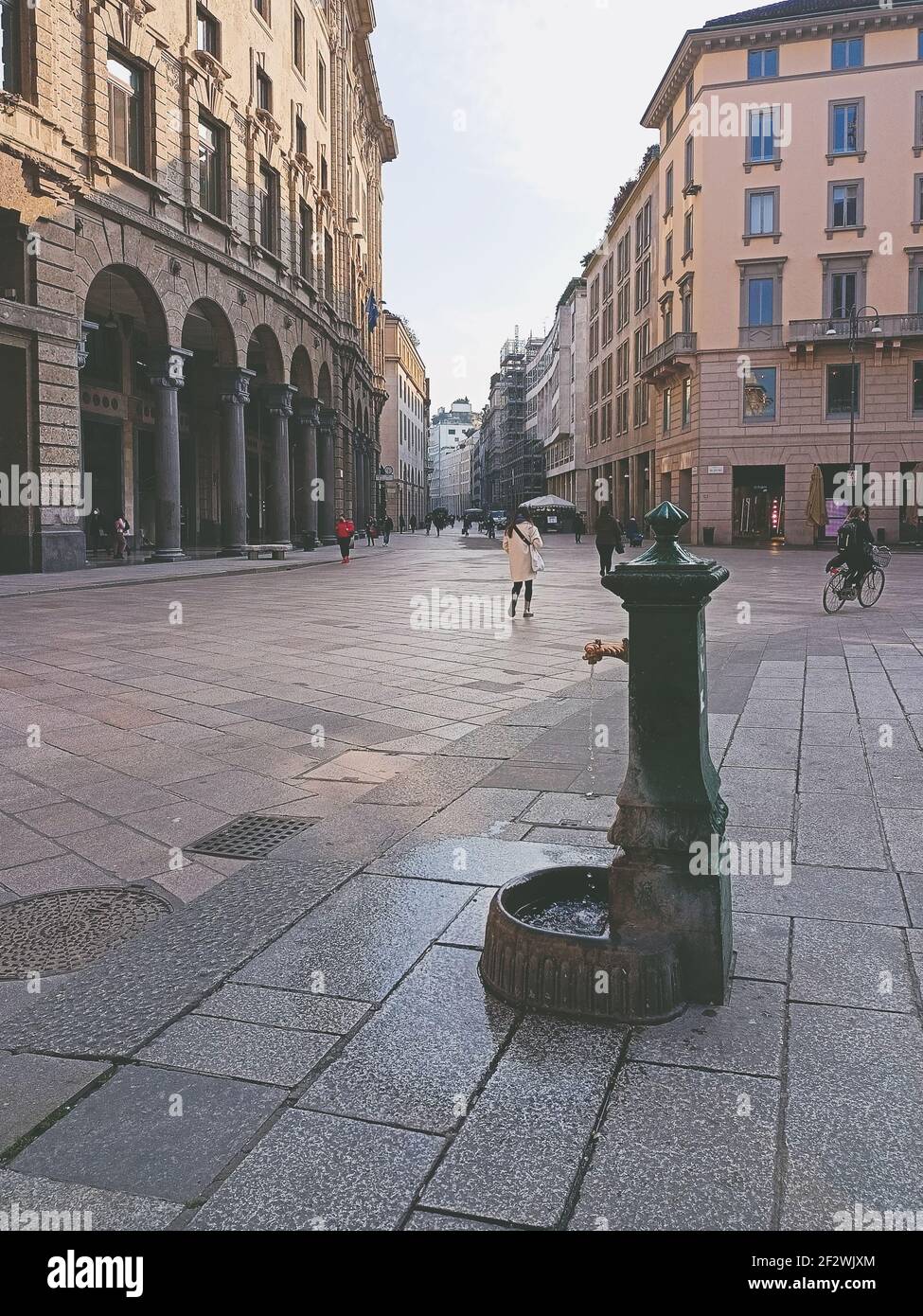 Vista ad alto angolo della città di Milano. La gente sulla strada della città al mattino Foto Stock