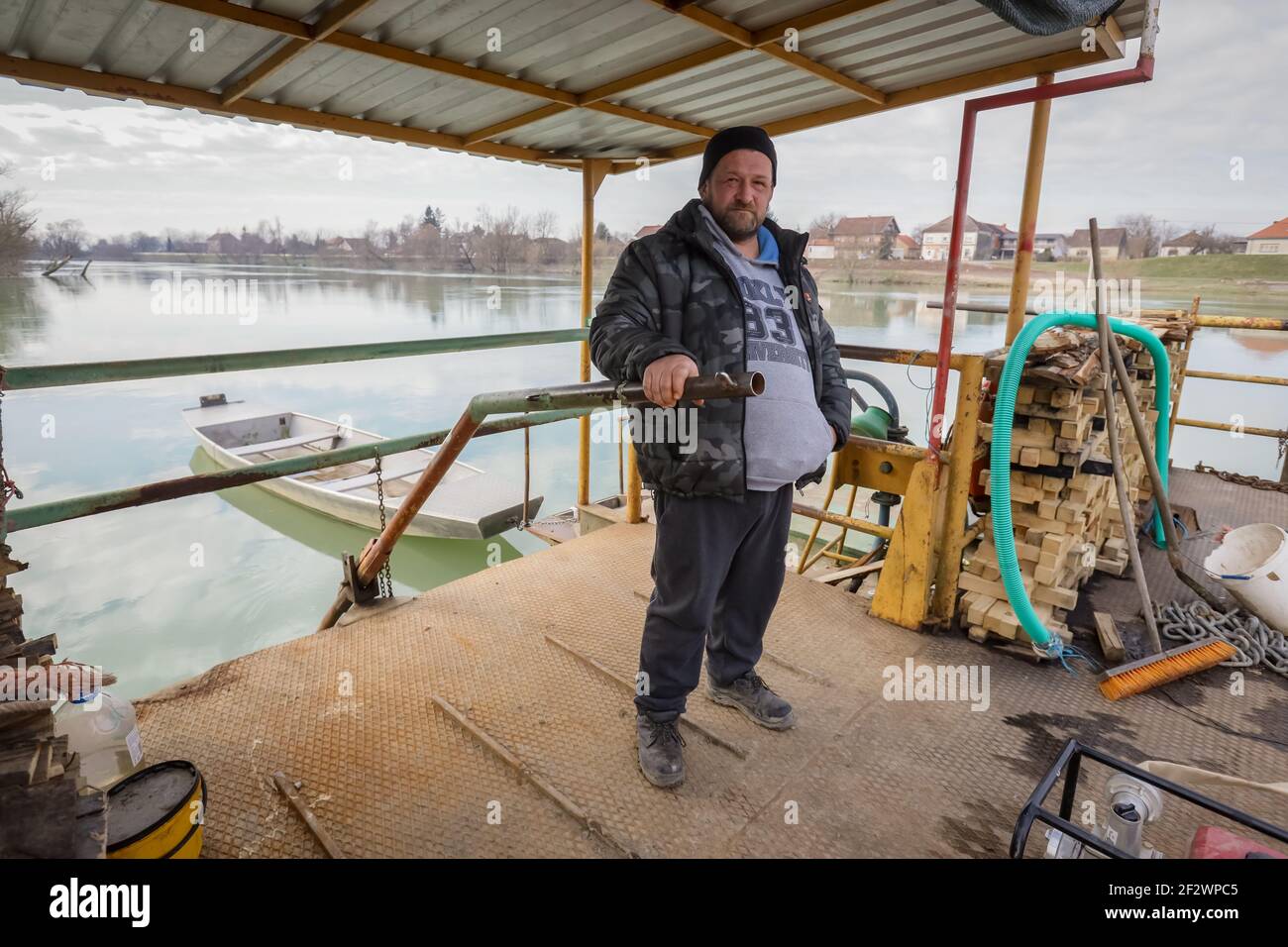 Velimir Abramovic e Mirko Pavun lavoratori su un traghetto di 36 anni. Trasportano persone e veicoli da un lato della riva del fiume all'othe Foto Stock
