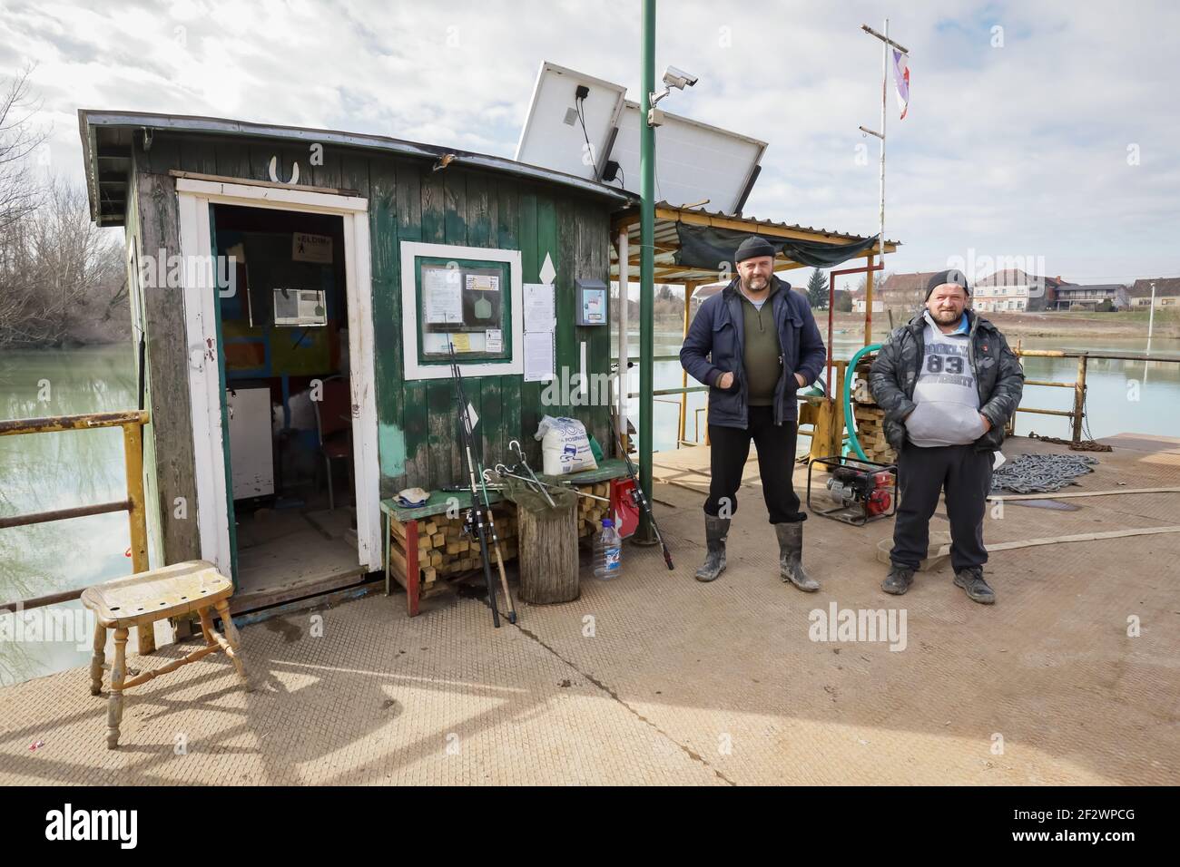 Velimir Abramovic e Mirko Pavun lavoratori su un traghetto di 36 anni. Trasportano persone e veicoli da un lato della riva del fiume all'othe Foto Stock