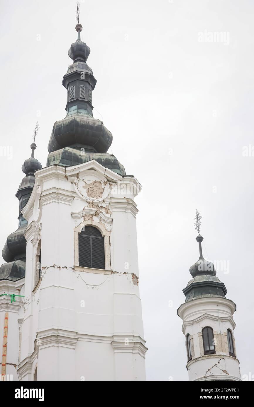 Spaccature visibili sulla facciata della chiesa cattolica di Santa Maria Maddalena dopo il devastante terremoto di magnitudo 6.2. Foto Stock