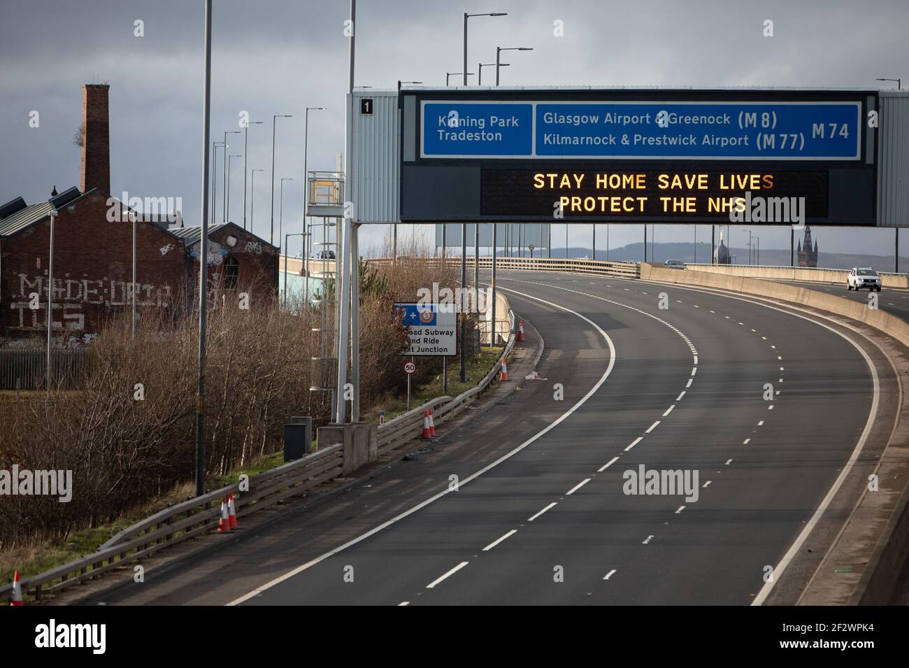 Glasgow, Regno Unito, il 13 marzo 2021. ÔStay Casa, salvare vite, proteggere il messaggio autostradale di NHSÕ, durante l'attuale Covid-19 coronavirus salute pandemia blocco. Photo credit: Jeremy Sutton-Hibbert/Alamy Live News. Foto Stock