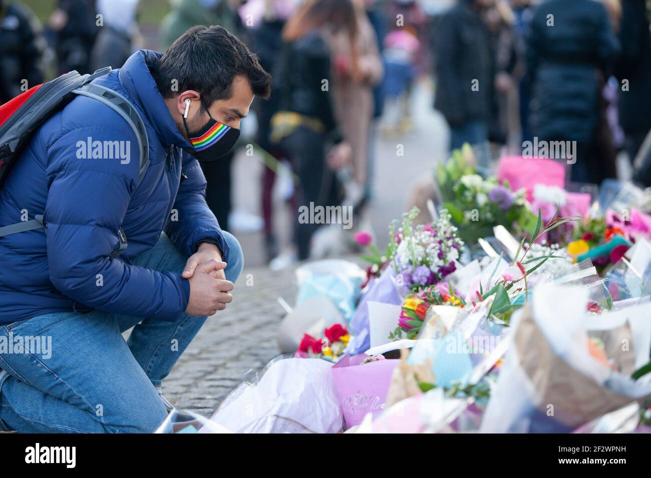 Londra, Regno Unito, 13 marzo 2021: Un memoriale di fiori per Sarah Everard attira centinaia di wishers al chiosco Clapham Common. I tributi includevano piante, fiori, candele e messaggi come 'quando le donne saranno sicure?' E 'stava camminando solo a casa.' Una veglia ufficiale è stata annullata a causa di preoccupazioni della polizia sul coronavirus. Anna Watson/Alamy Live News Foto Stock