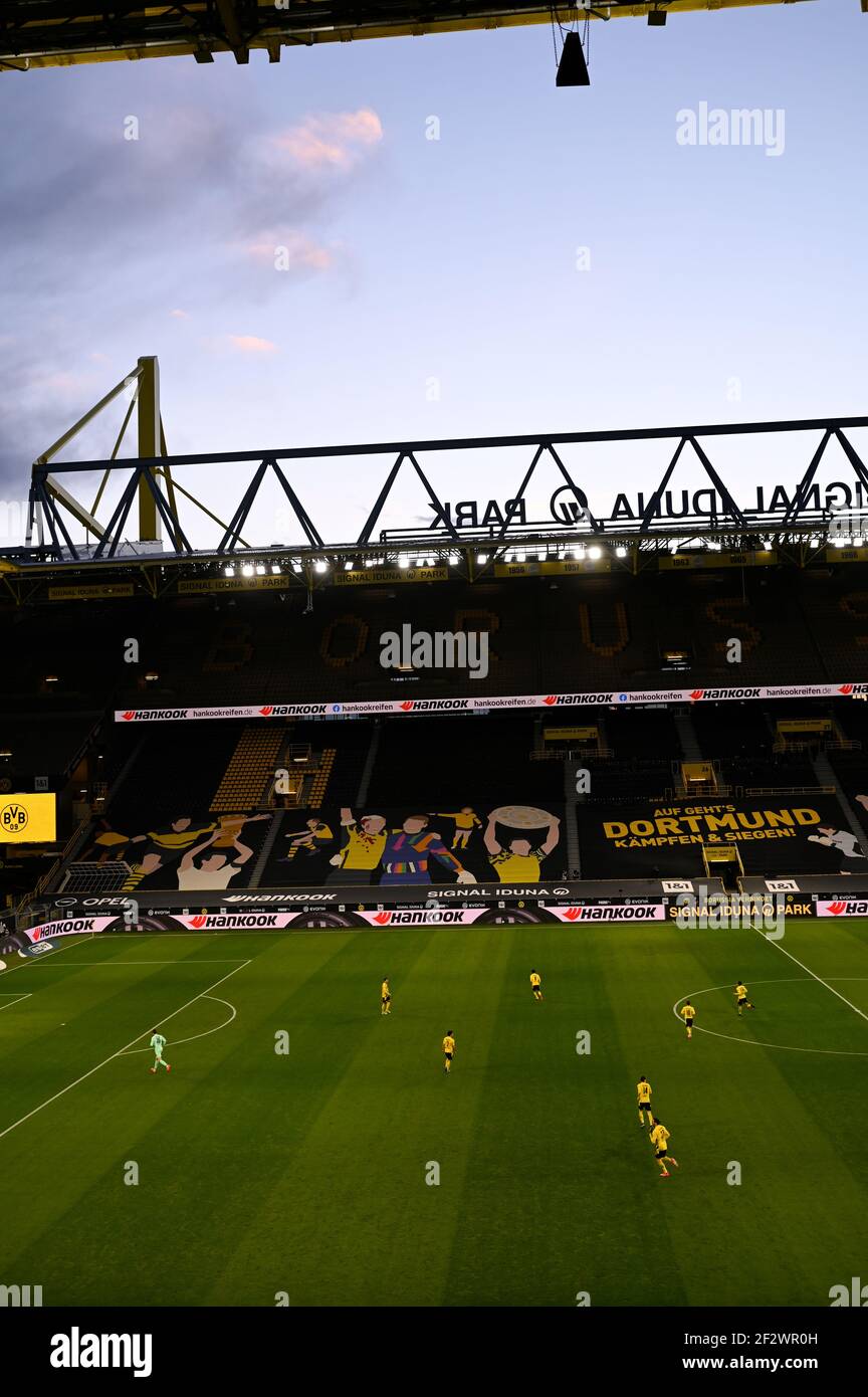 Dortmund, Germania. 13 Marzo 2021. Funzione, immagine decorativa, sfondo, immagine di sfondo, simbolo, Simbolo immagine segnale Iduna Park, Westfalenstadion GES/Calcio/1. Bundesliga: Borussia Dortmund - Hertha BSC Berlino, 13 Marzo 2021 Calcio: 1 Lega: BVB Borussia Dortmund vs Hertha, 13 Marzo 2021 | Usage worldwide Credit: dpa/Alamy Live News Foto Stock