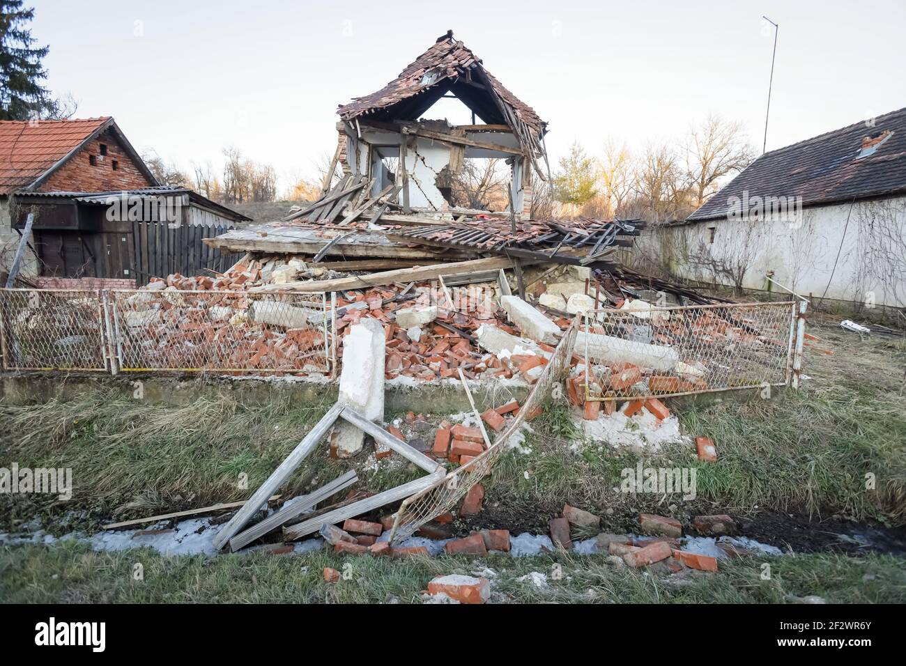 Case demolite dopo un forte terremoto di magnitudo 6.3 che ha colpito la contea di Sisak-Moslavina due mesi fa. Foto Stock