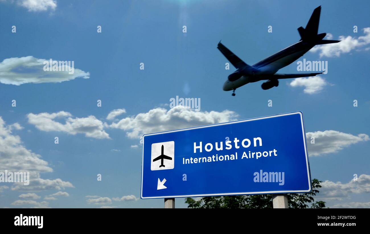 Atterraggio di silhouette di aeroplano a Houston, Texas, Stati Uniti. Arrivo in città con cartello con la direzione dell'aeroporto internazionale e cielo blu sullo sfondo. Traslazione, tr Foto Stock