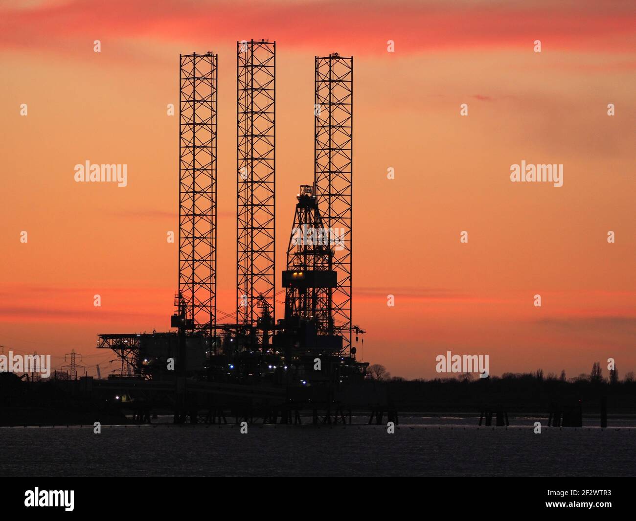 Sheerness, Kent, Regno Unito. 13 marzo 2021. Regno Unito Meteo: Un tramonto drammatico a Sheerness, Kent. Credit: James Bell/Alamy Live News Foto Stock