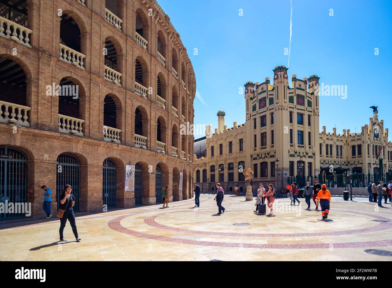 la plaza de toros di Valencia si trova vicino alla stazione ferroviaria Estacio del Nord. L'arena è stata costruita nel XIX secolo da Sebastian Monleon Foto Stock