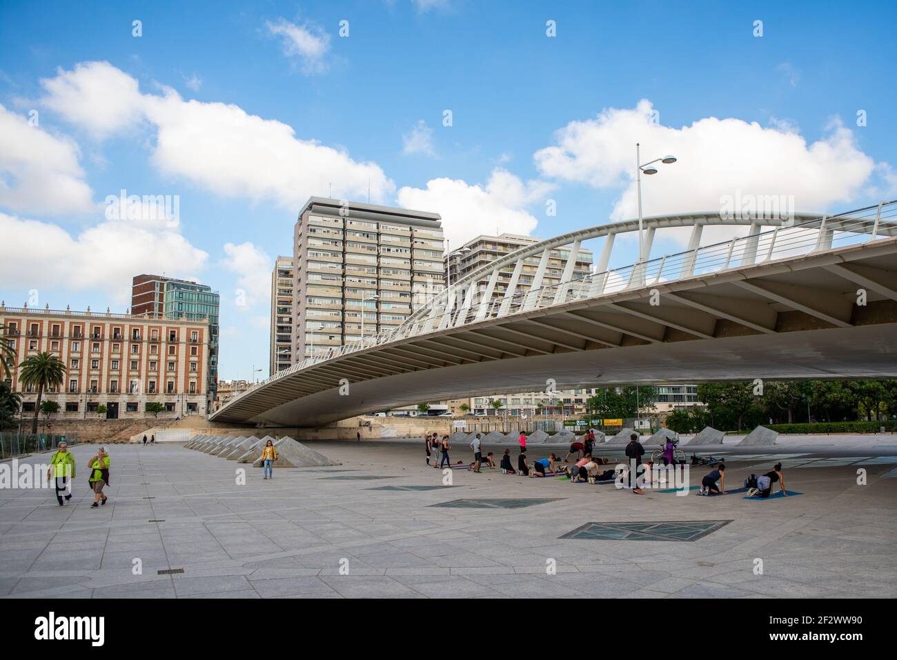 Un gruppo di persone sta facendo una lezione di yoga nel Parco Turia di Valencia, Spagna. Jardi del Turia è un grande e moderno parco che attraversa il centro della città Foto Stock