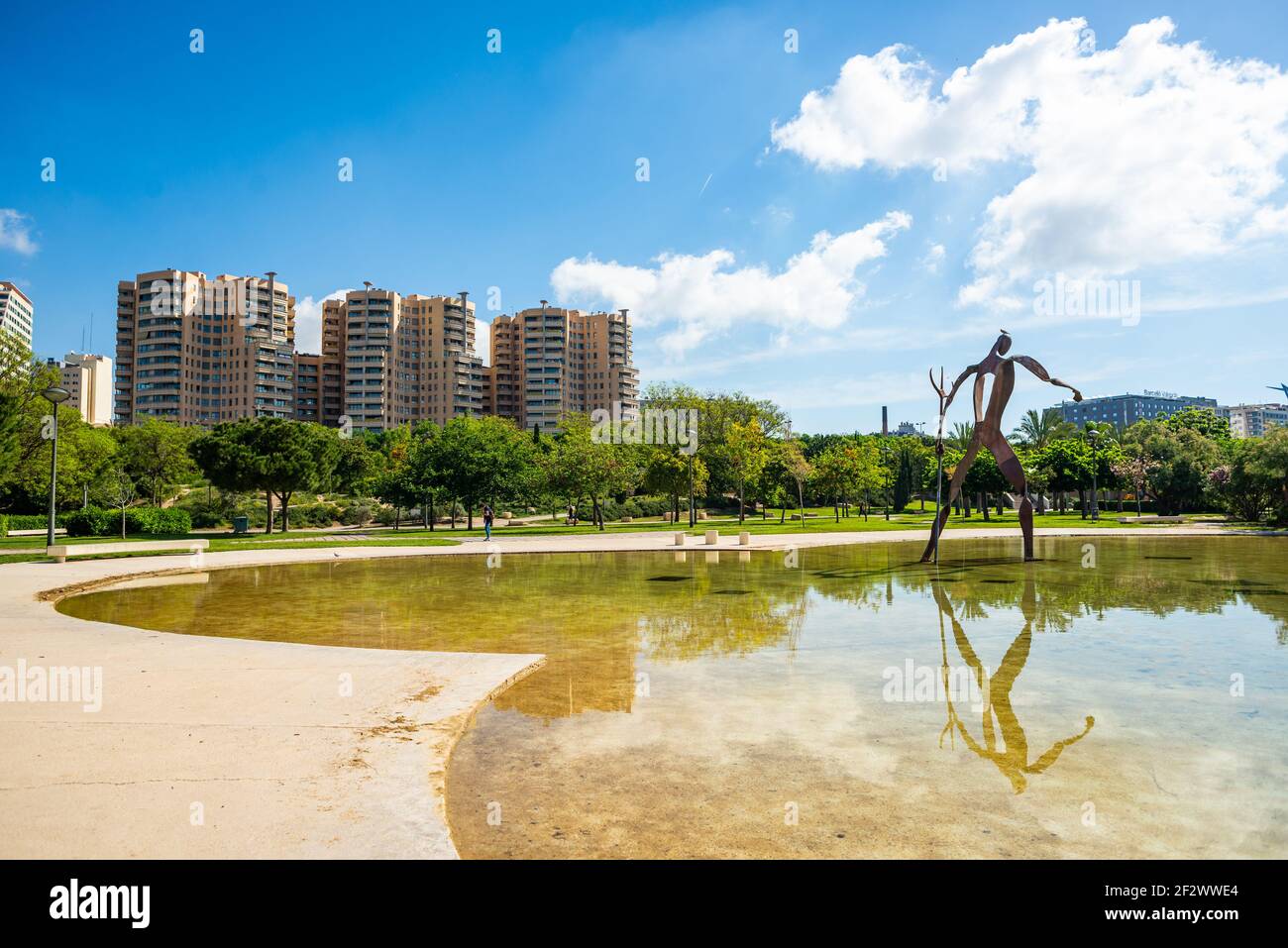 Scultura del Dio Nettuno nel Parco Turia, Valencia. Le Esculturas del Rio Turia sono una serie di sculture moderne in metallo nei pressi della Ciudad de la Ciencia Foto Stock