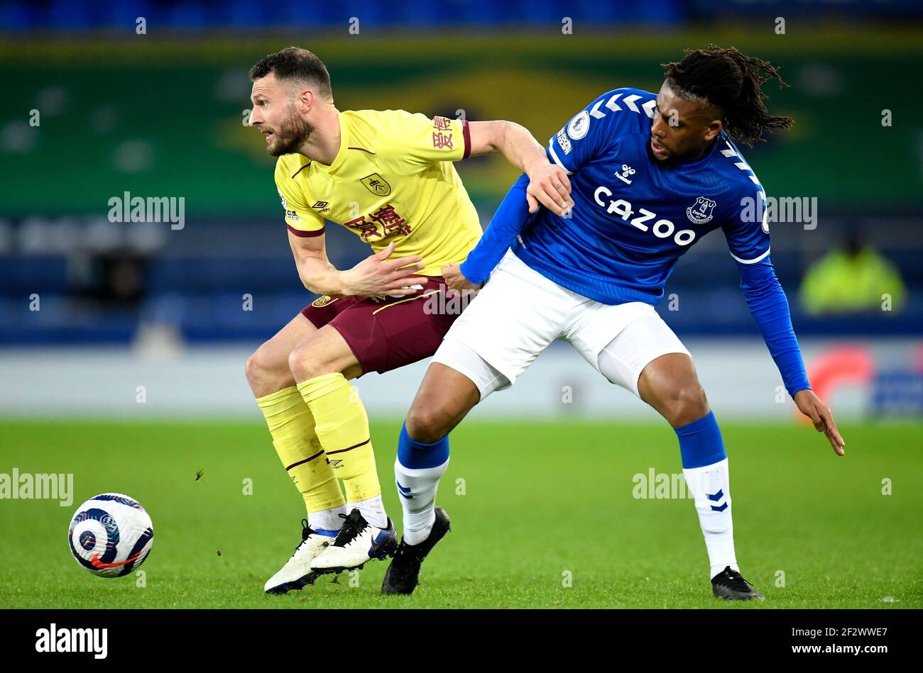 Erik Pieters di Burnley (a sinistra) e Alex Iwobi di Everton combattono per la palla durante la partita della Premier League al Goodison Park di Liverpool. Data immagine: Sabato 13 marzo 2021. Foto Stock