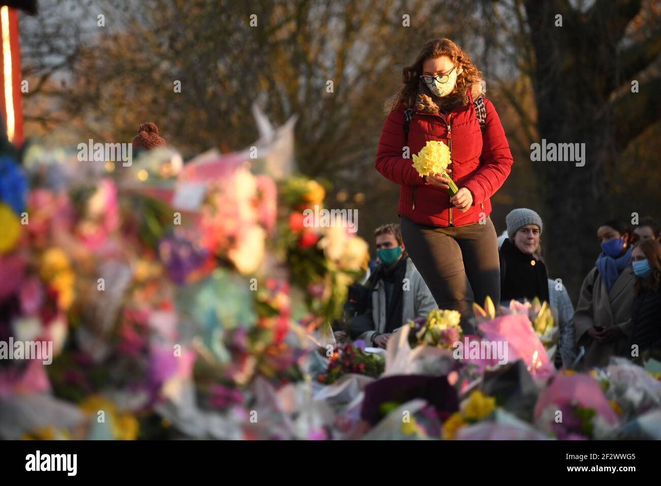 Una donna lascia un tributo floreale allo stand della band a Clapham Common, Londra, dopo che la reclama di queste vie Vigil per Sarah Everard è stato ufficialmente annullato. Wayne Couzens, 48 anni, è apparso in tribunale incaricato di rapire e uccidere il direttore marketing, che è andato perso mentre si è a casa da un amico appartamento nel sud di Londra il 3 marzo. Data immagine: Sabato 13 marzo 2021. Foto Stock