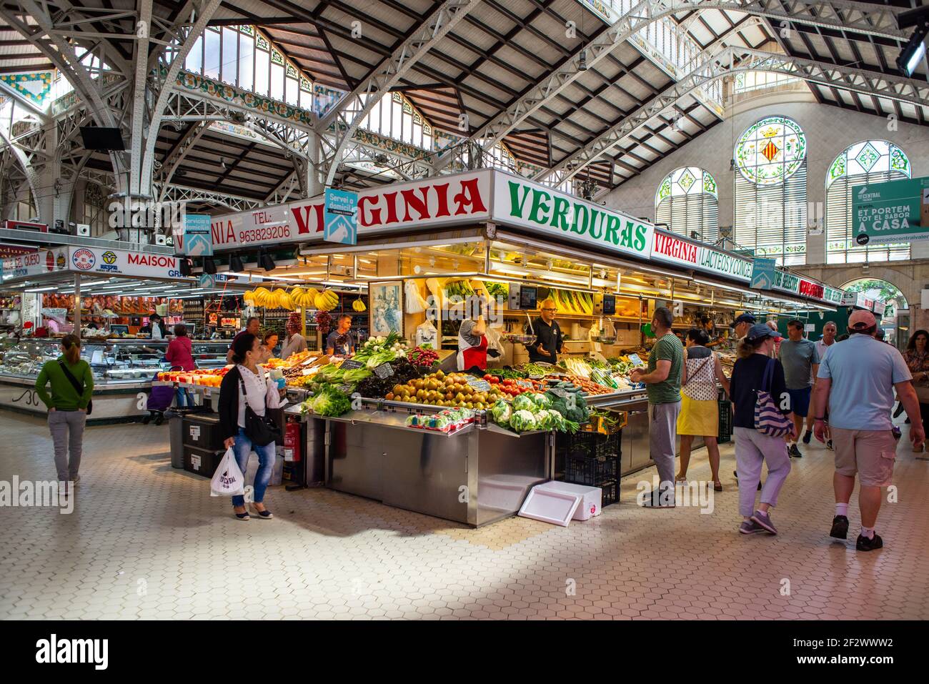 Mercado Central a Valencia, Spagna. Bancarella mercato con verdure fresche e shopping della gente Foto Stock