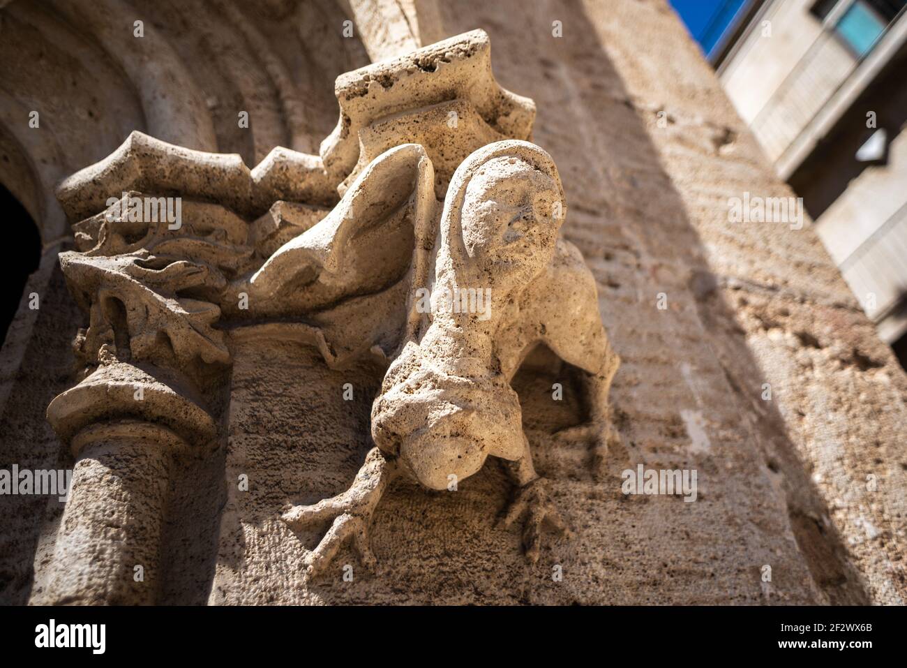 Piccola scultura sulla facciata della vecchia chiesa di Valencia, Spagna Foto Stock