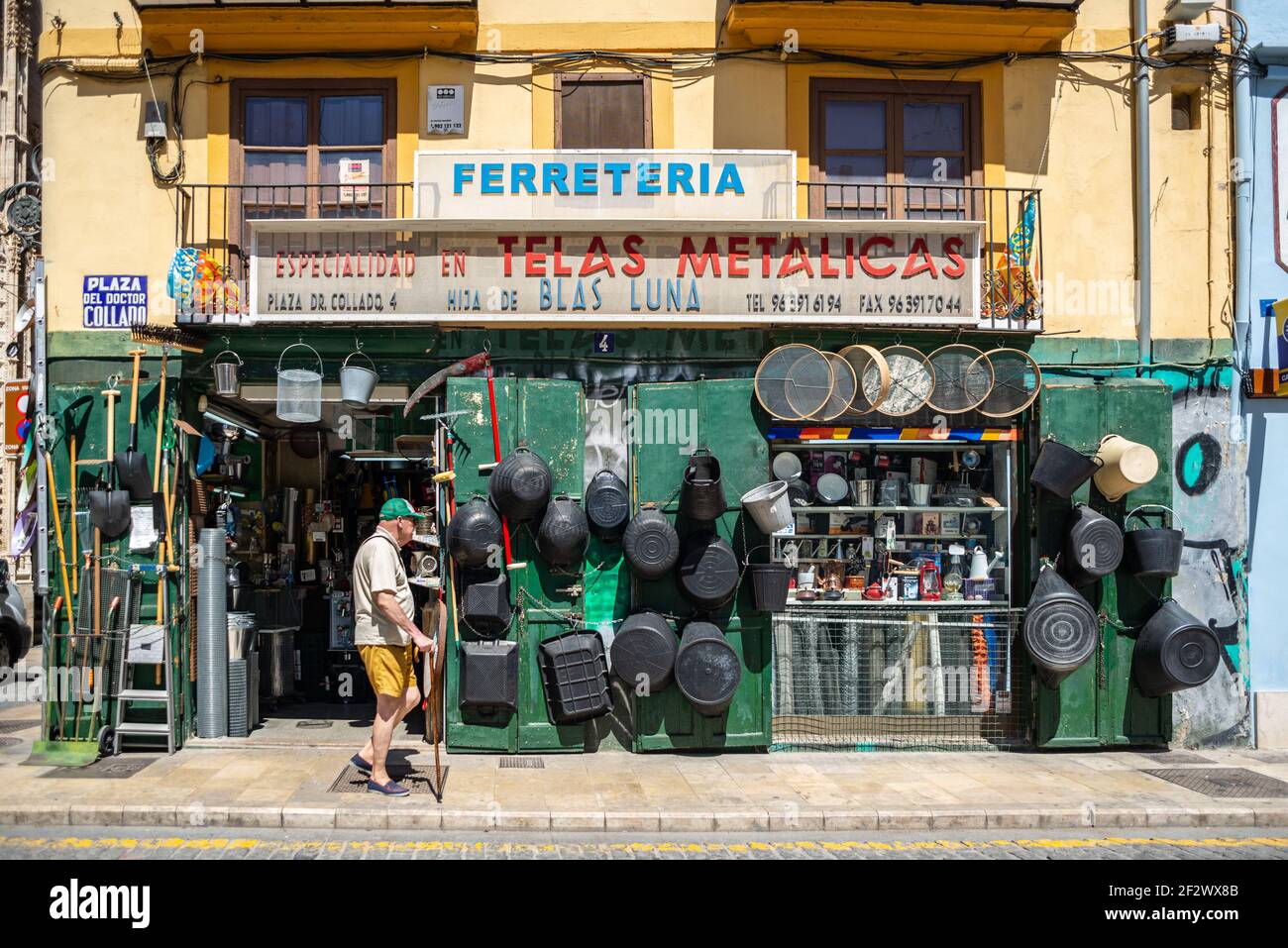 Vecchio negozio di ferramenta in Plaza del medico Collado nel centro di Valencia. Pentole e padelle appese al negozio Foto Stock