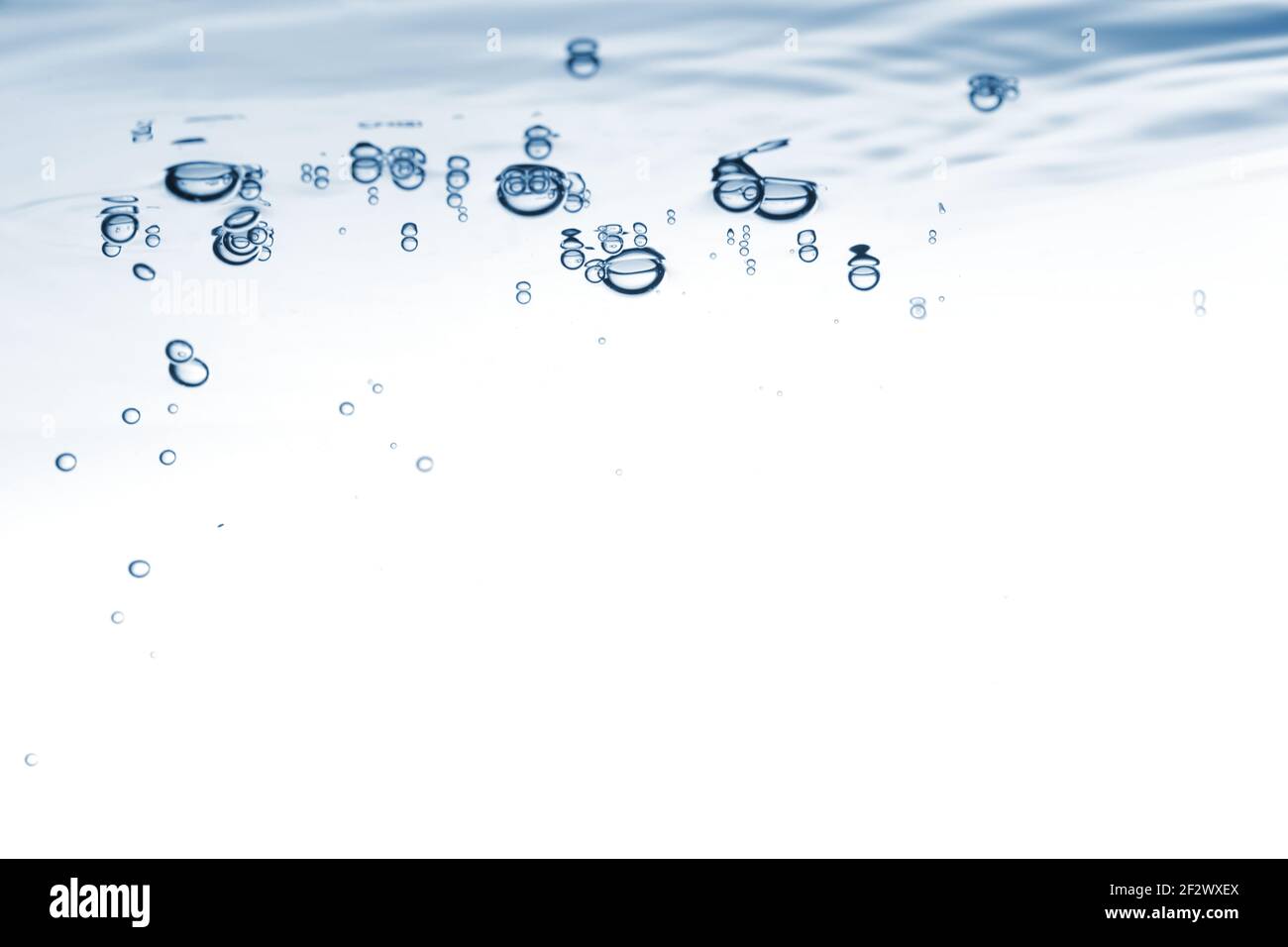 Acqua blu natura sfondo. Bolle sulla superficie trasparente del liquido dell'acqua Foto Stock