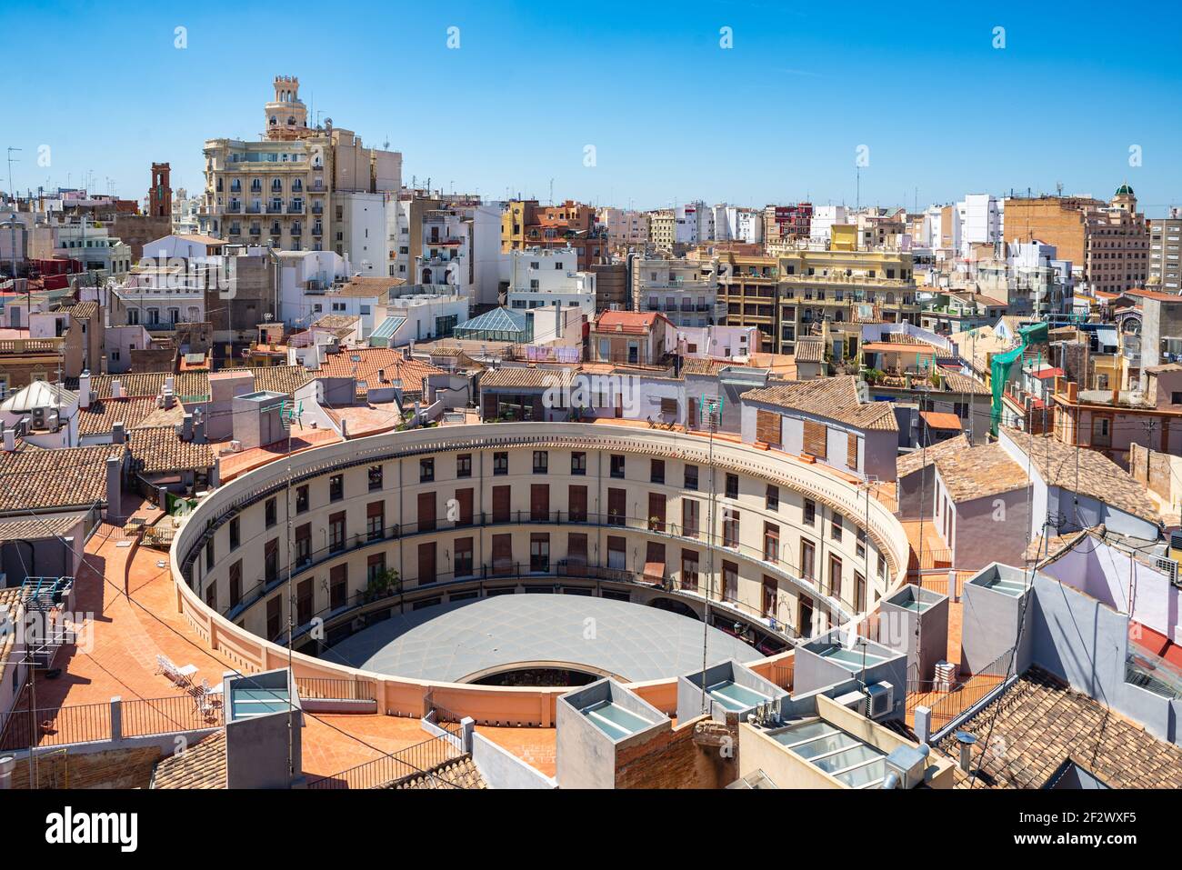 Vista aerea di Plaza Redonda nel centro di Valencia. Il centro storico è pieno di edifici storici Foto Stock