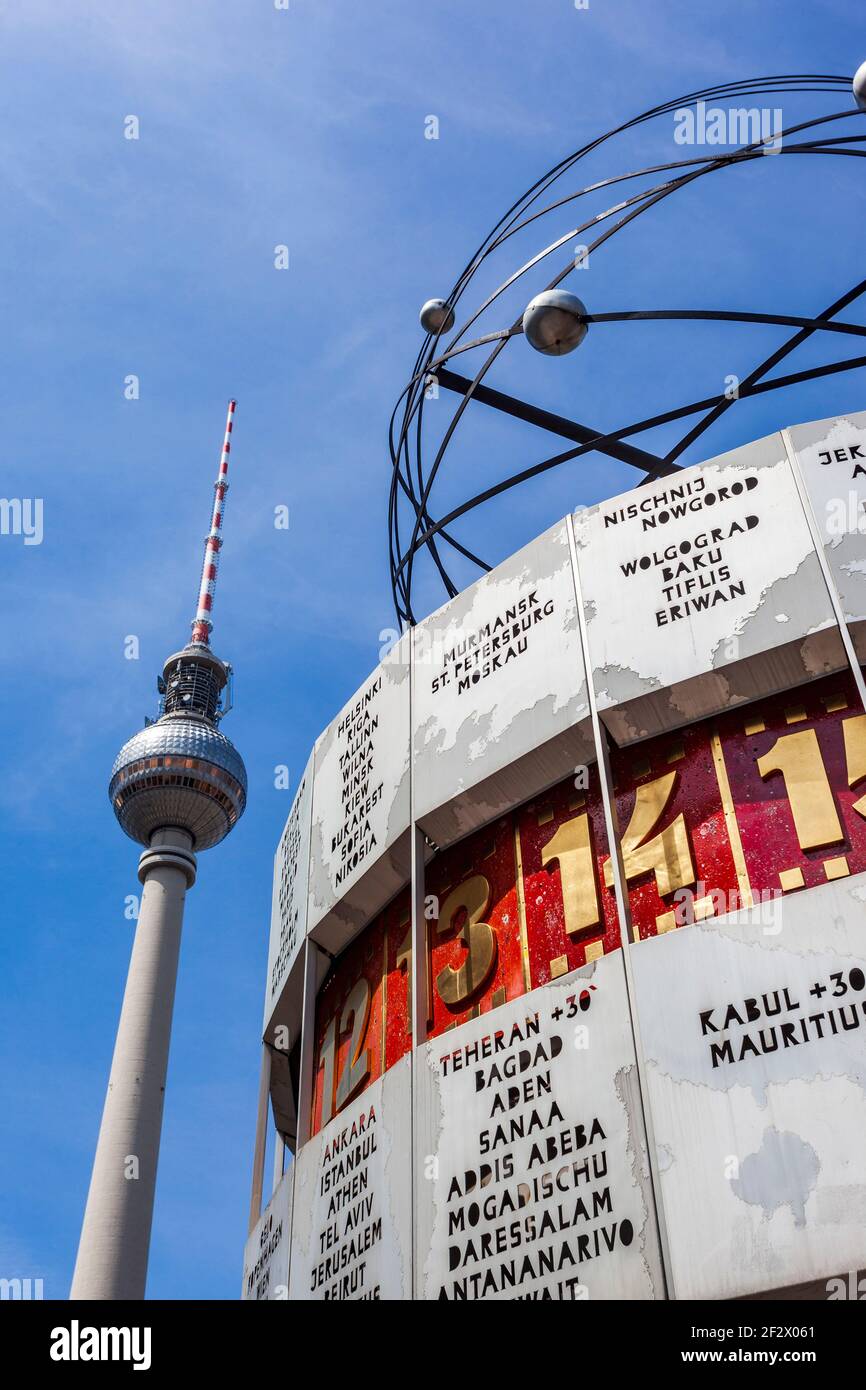 Orologio mondiale o Orologio mondiale Urania, Weltzeituhr, torre della TV sul retro, Alexanderplatz, Berlino, Germania Foto Stock