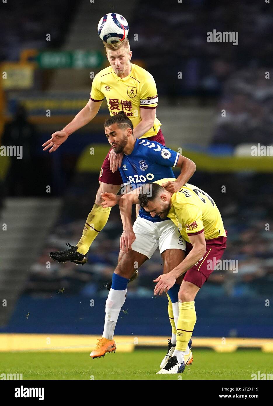 Ben Mee di Burnley (in alto) ed Erik Pieters (in basso) combattono per la palla con Dominic Calvert-Lewin di Everton durante la partita della Premier League al Goodison Park di Liverpool. Data immagine: Sabato 13 marzo 2021. Foto Stock