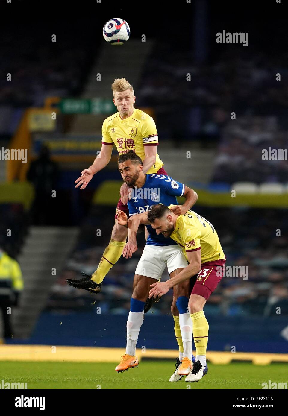 Ben Mee di Burnley (in alto) ed Erik Pieters (in basso) combattono per la palla con Dominic Calvert-Lewin di Everton durante la partita della Premier League al Goodison Park di Liverpool. Data immagine: Sabato 13 marzo 2021. Foto Stock