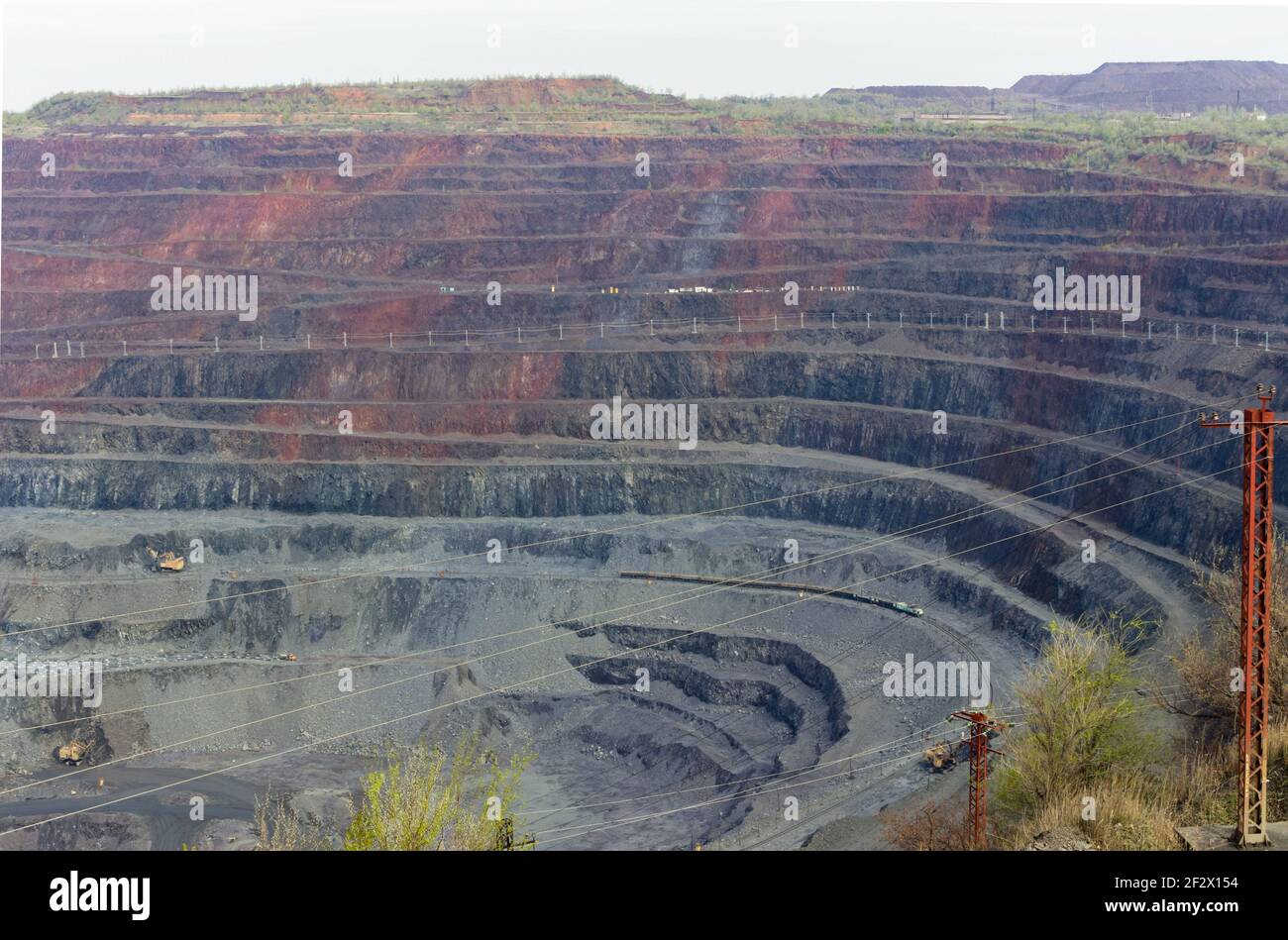 minerale di ferro miniera a cielo aperto, cava. Ucraina. Kryvyi Rih Foto Stock