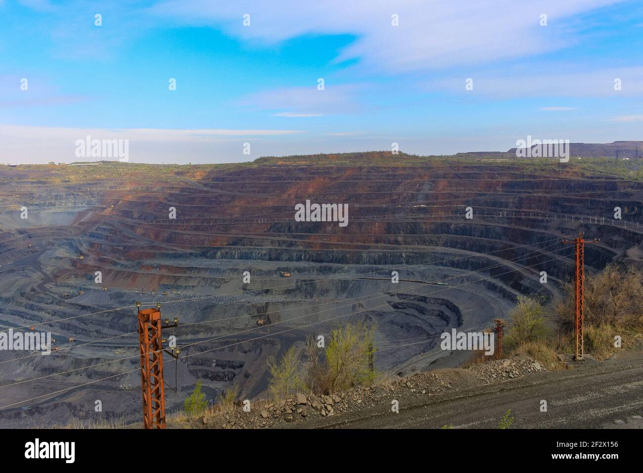 minerale di ferro miniera a cielo aperto, cava. Ucraina. Kryvyi Rih Foto Stock