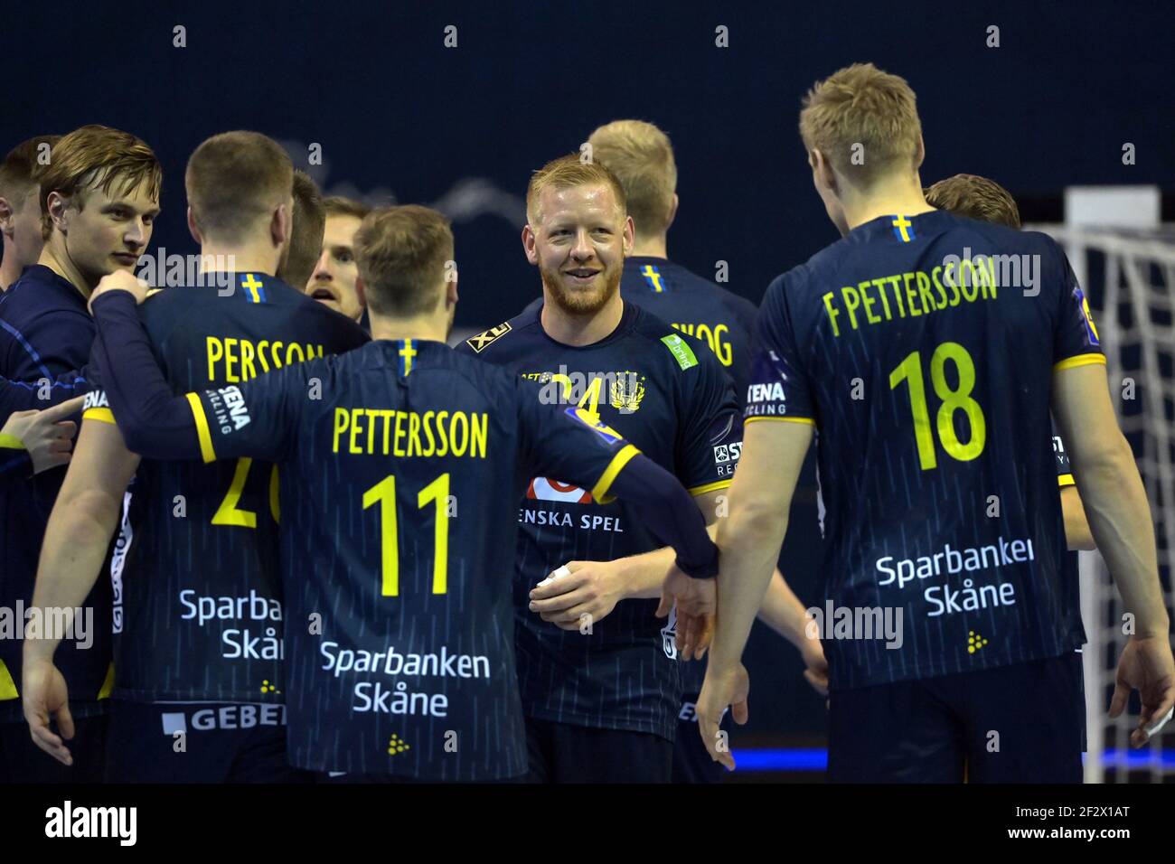 Berlino, Germania. 13 Marzo 2021. Pallamano: Qualificazione olimpica, Svezia - Algeria, qualifica, Torneo 3, 2° giorno di gara nel Max-Schmeling-Halle. Il svedese Jim Gottfridsson (M) e la sua squadra sono contenti della vittoria dopo la partita. I giocatori di pallamano svedesi hanno vinto la partita 36:25 (19:10) e quindi hanno una buona possibilità di partecipare ai Giochi estivi. Credit: Soeren Stache/dpa-Zentralbild/dpa/Alamy Live News Foto Stock