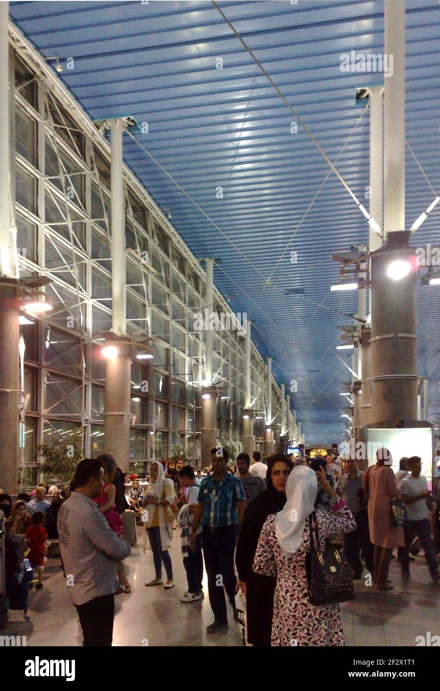 Vista della sala degli arrivi dell'aeroporto internazionale di Teheran, IKIA, con molte persone Foto Stock