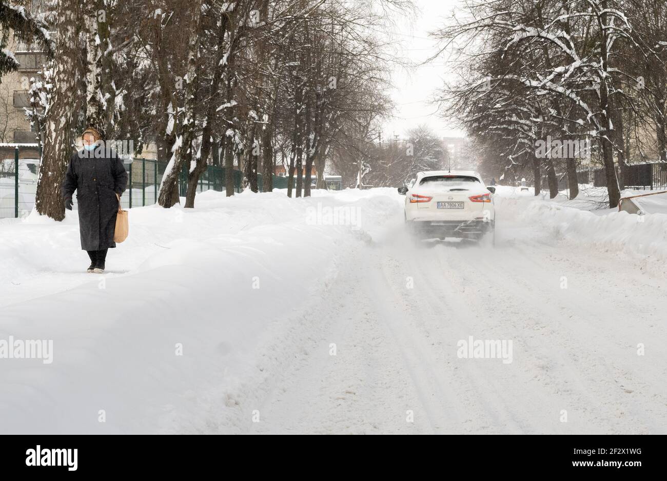 Lutsk, Ucraina - Febbraio 12,2020: Via della città dopo la bizzard. Quantità record di neve. Persone in strada dopo la tempesta di neve. Non pulito, scivoloso Foto Stock