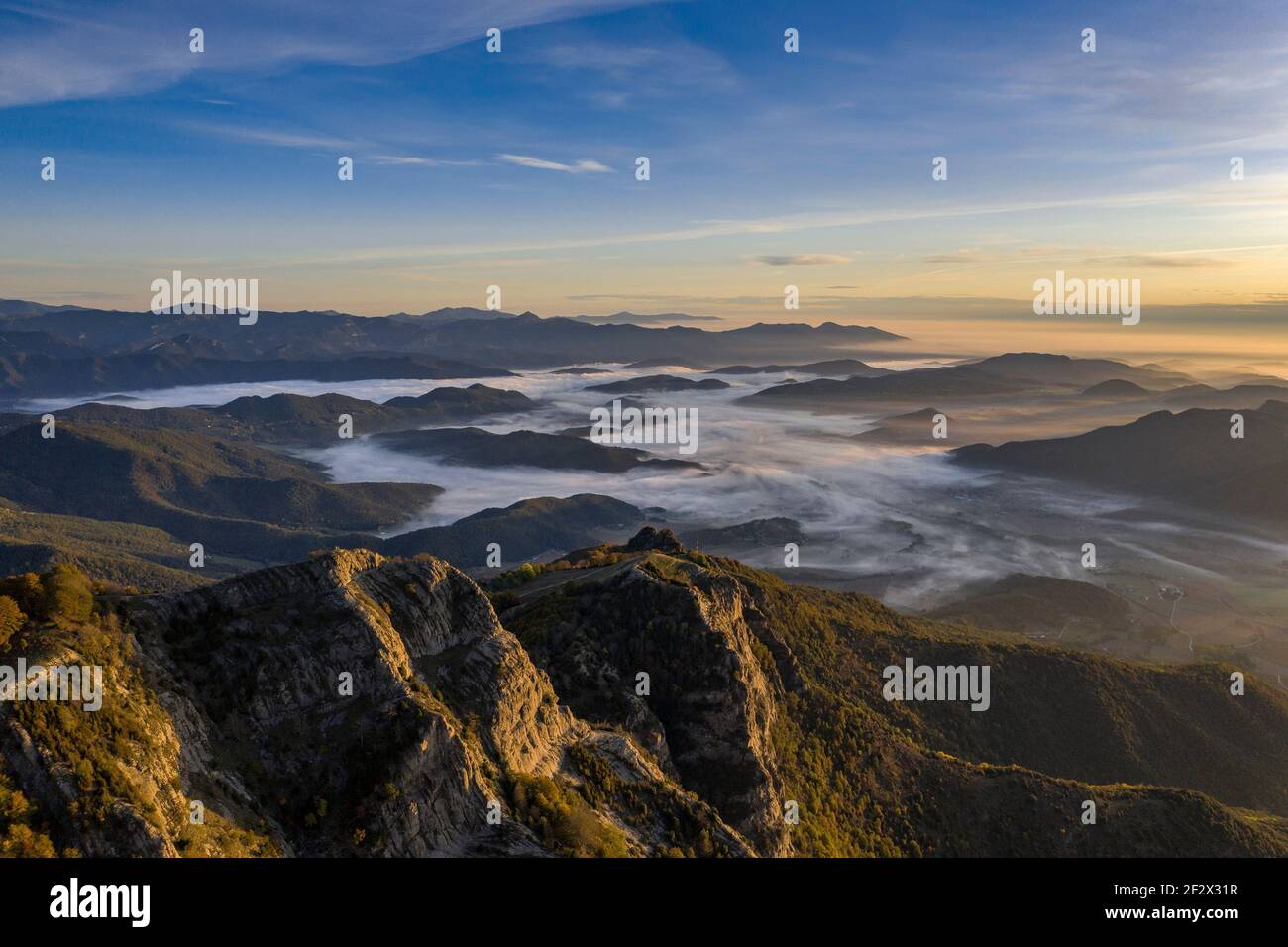 Vista aerea di Puigsacalm e la Garottxa (Catalogna, Spagna, Pirenei) ESP: Vistas aéreas del Puigsacalm y la Garottxa (Cataluña, España) Foto Stock
