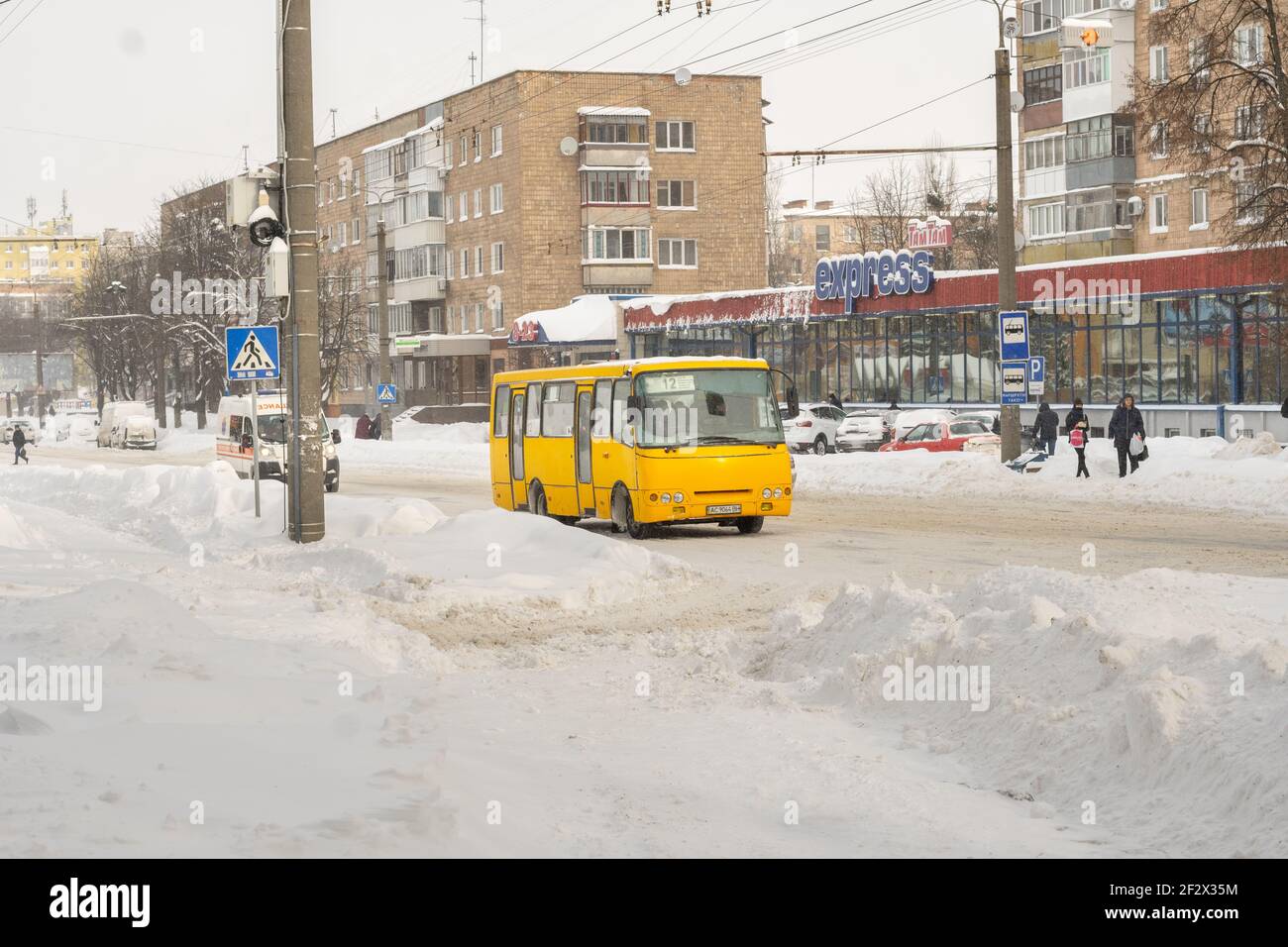 Lutsk, Ucraina - Febbraio 12,2020: Strade scivolose non pulite e marciapiede in inverno. Città strada dopo Blizzard. Quantità record di neve Foto Stock