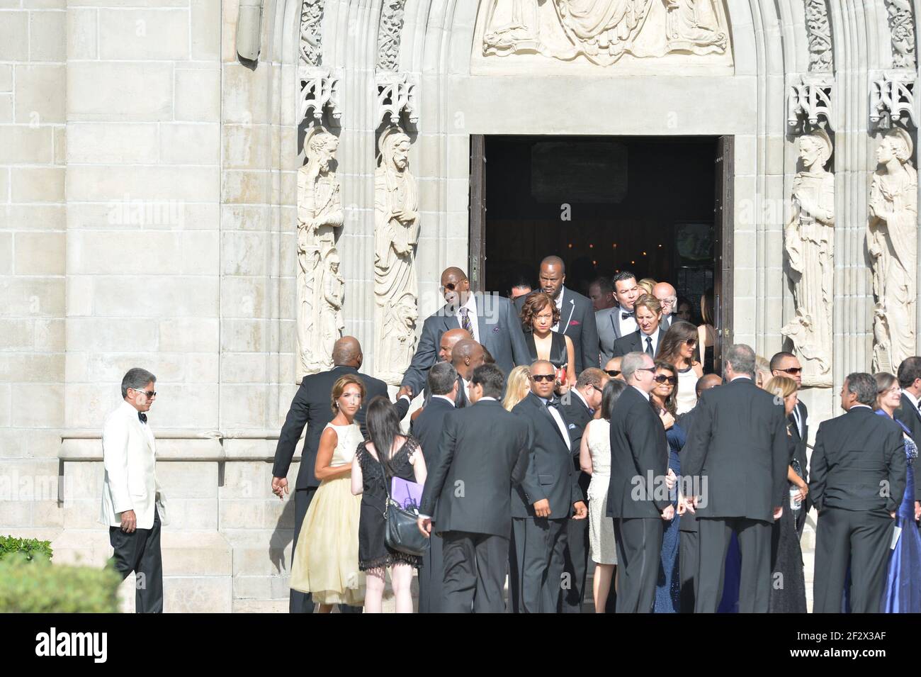 PALM BEACH, FL - APRILE 27: La leggenda del basket Michael Jordan sposa Yvette Prieto alla Chiesa episcopale di Bethesda-by-the-Sea, che è la stessa chiesa dove il miliardario Donald Trump e il modello sloveno Melania Knauss si sposano. Il 27 aprile 2013 a Palm Beach, Florida persone: Patrick Ewing Credit: Storms Media Group/Alamy Live News Foto Stock