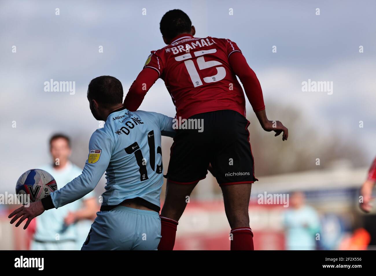 LINCOLN, REGNO UNITO. 13 MARZO: Cohen Bramall di Lincoln City e Matt fatto di Rochdale contest un header durante la partita Sky Bet League 1 tra Lincoln City e Rochdale allo stadio LNER, Lincoln sabato 13 Marzo 2021. (Credit: James HolyOak | MI News) Credit: MI News & Sport /Alamy Live News Foto Stock