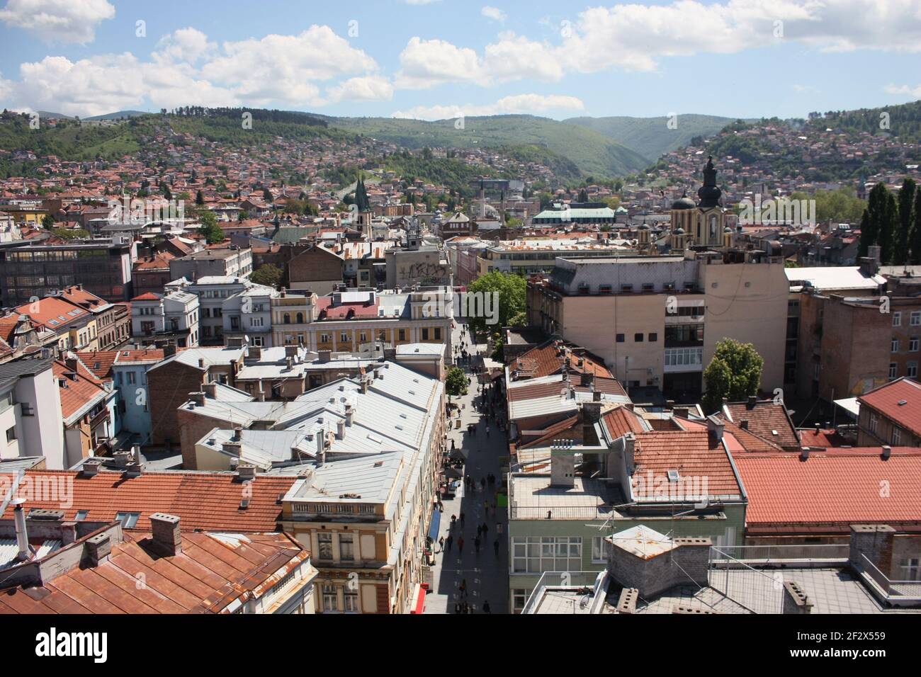 Vista sui tetti di Sarajevo in una giornata di sole Foto Stock