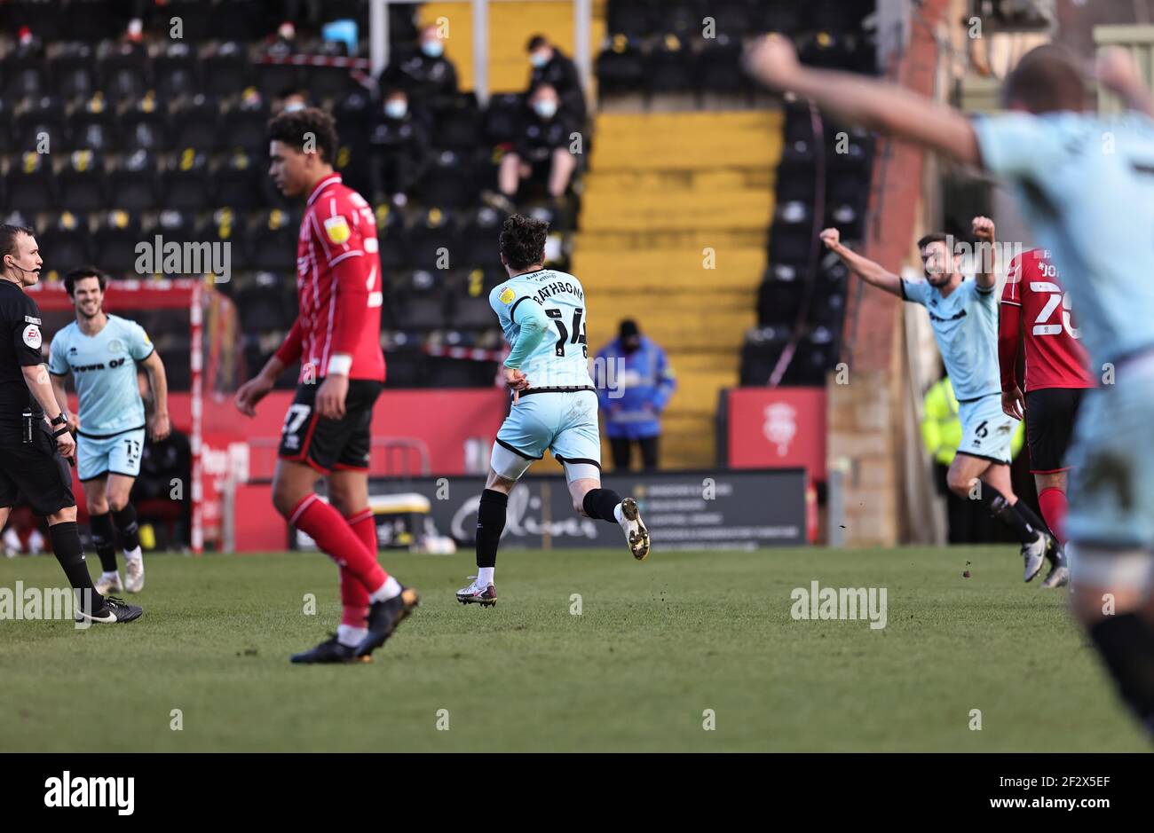 LINCOLN, REGNO UNITO. 13 MARZO: Oliver Rathbone di Rochdale festeggia con i compagni di squadra dopo aver segnato un gol durante la partita Sky Bet League 1 tra Lincoln City e Rochdale allo stadio LNER, Lincoln sabato 13 Marzo 2021. (Credit: James HolyOak | MI News) Credit: MI News & Sport /Alamy Live News Foto Stock