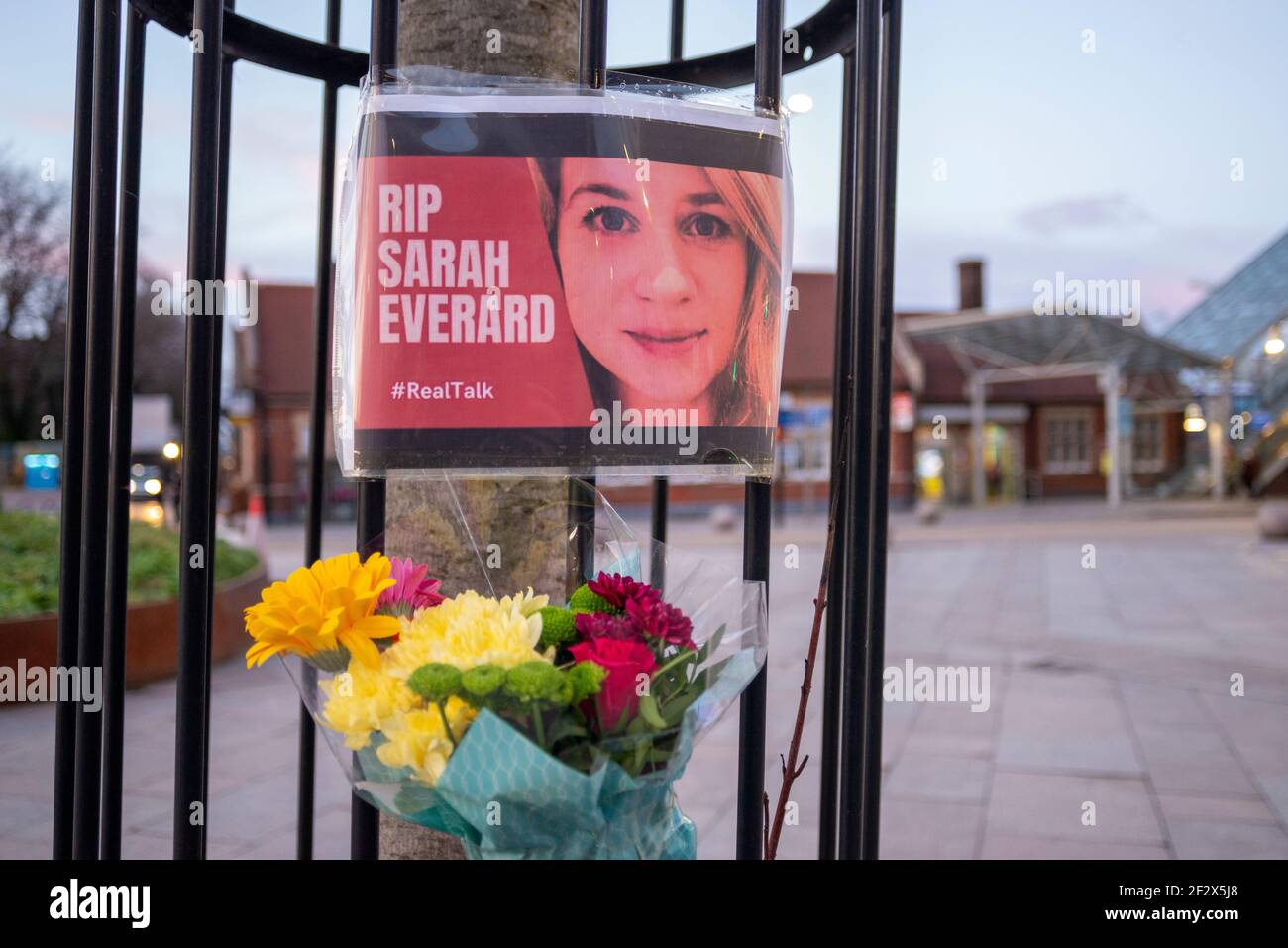 Southend on Sea, Essex, Regno Unito. 13 Marzo 2021. Una veglia era stata pianificata per le 18:00 fuori dalla stazione ferroviaria Victoria di Southend per ricordare la vittima dell'omicidio Sarah Everard, ma è stata annullata a causa delle restrizioni di blocco COVID 19. La polizia era presente per garantire che le restrizioni fossero rispettate dal manciato che si trovava in silenzio. Un certo numero di tributi sono stati posizionati intorno all'area pedonale circostante Foto Stock